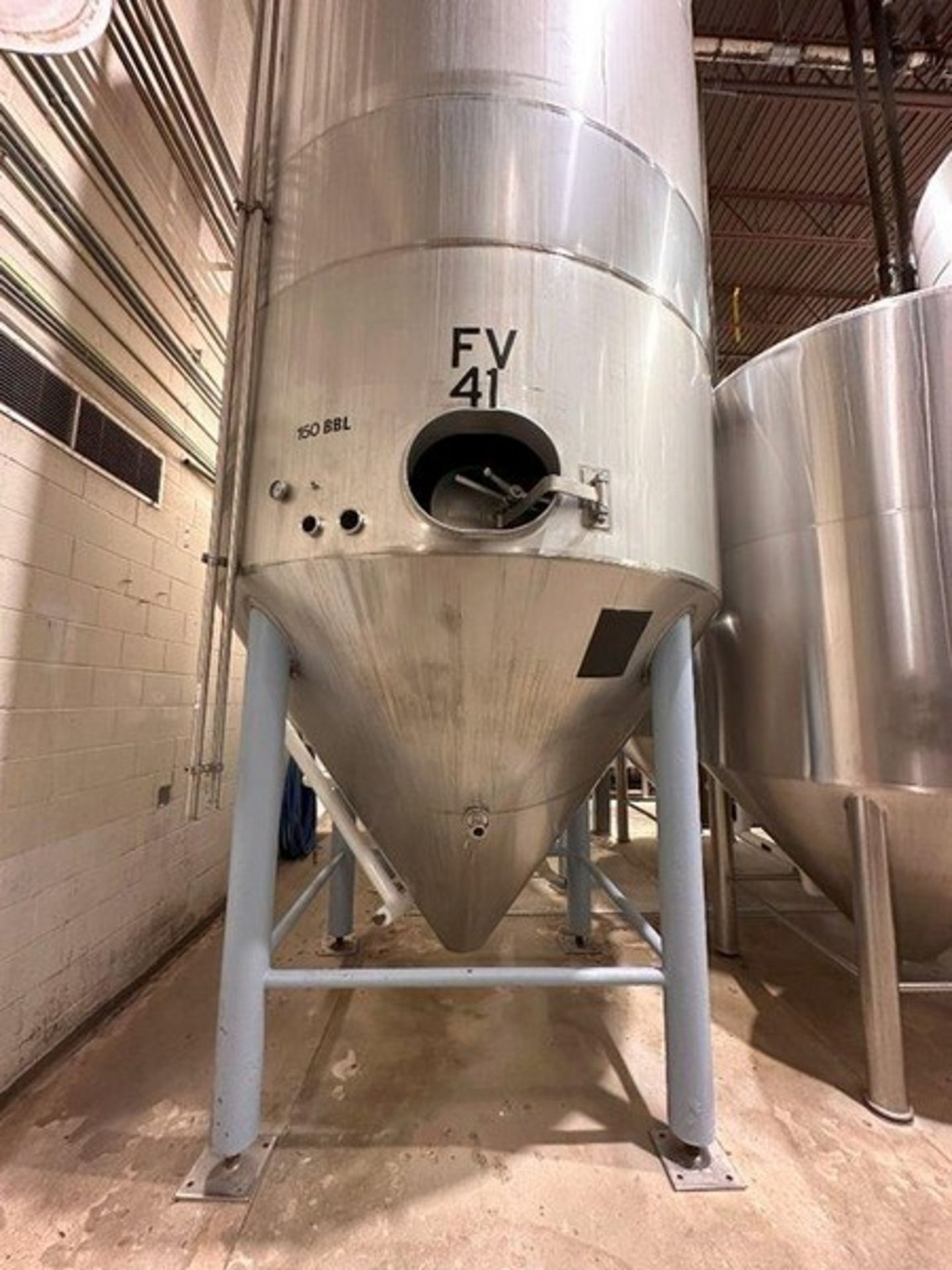 150 BBL (4650 Gallon) Vertical Cone Bottom 304 Stainless Steel Jacketed Vessel. Manufactured by Sant - Bild 3 aus 7
