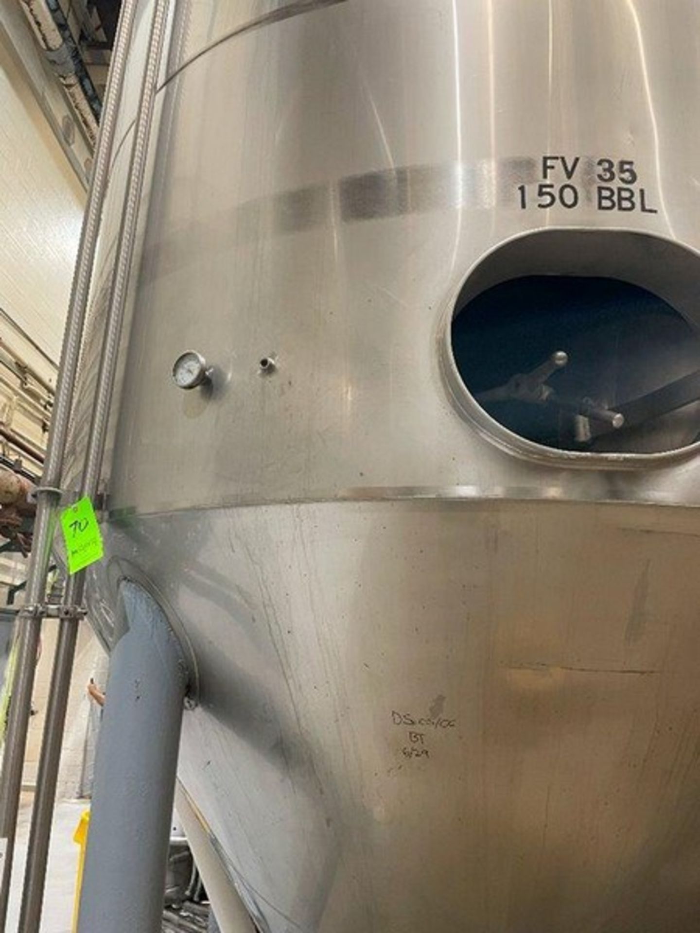 150 BBL (4650 Gallon) Vertical Cone Bottom 304 Stainless Steel Jacketed Vessel. Manufactured by Sant - Bild 9 aus 9