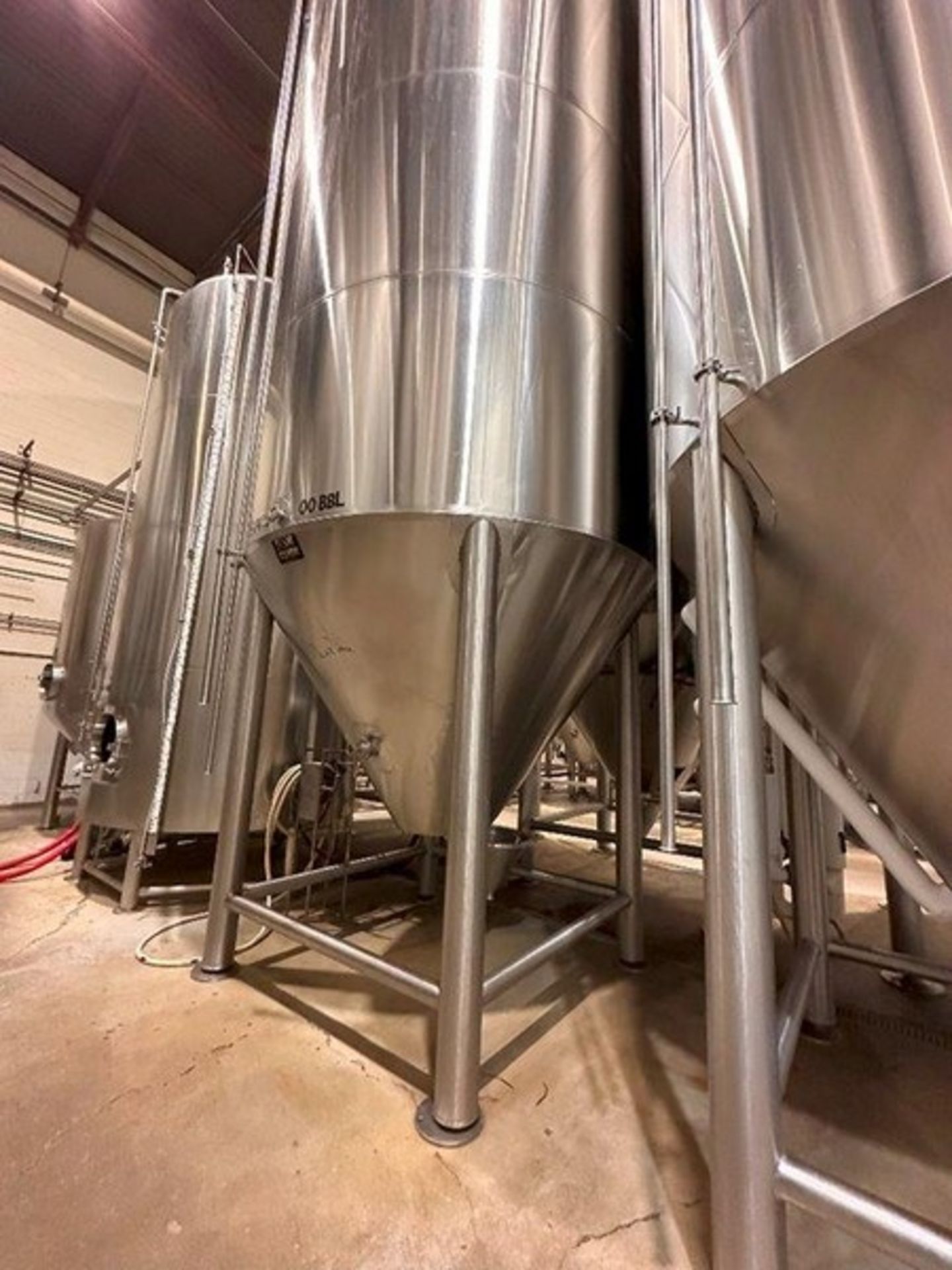 200 BBL (7991 gallon) Vertical Cone Bottom 304 Stainless Steel Jacketed Vessel. Manufactured by JV - Image 4 of 8