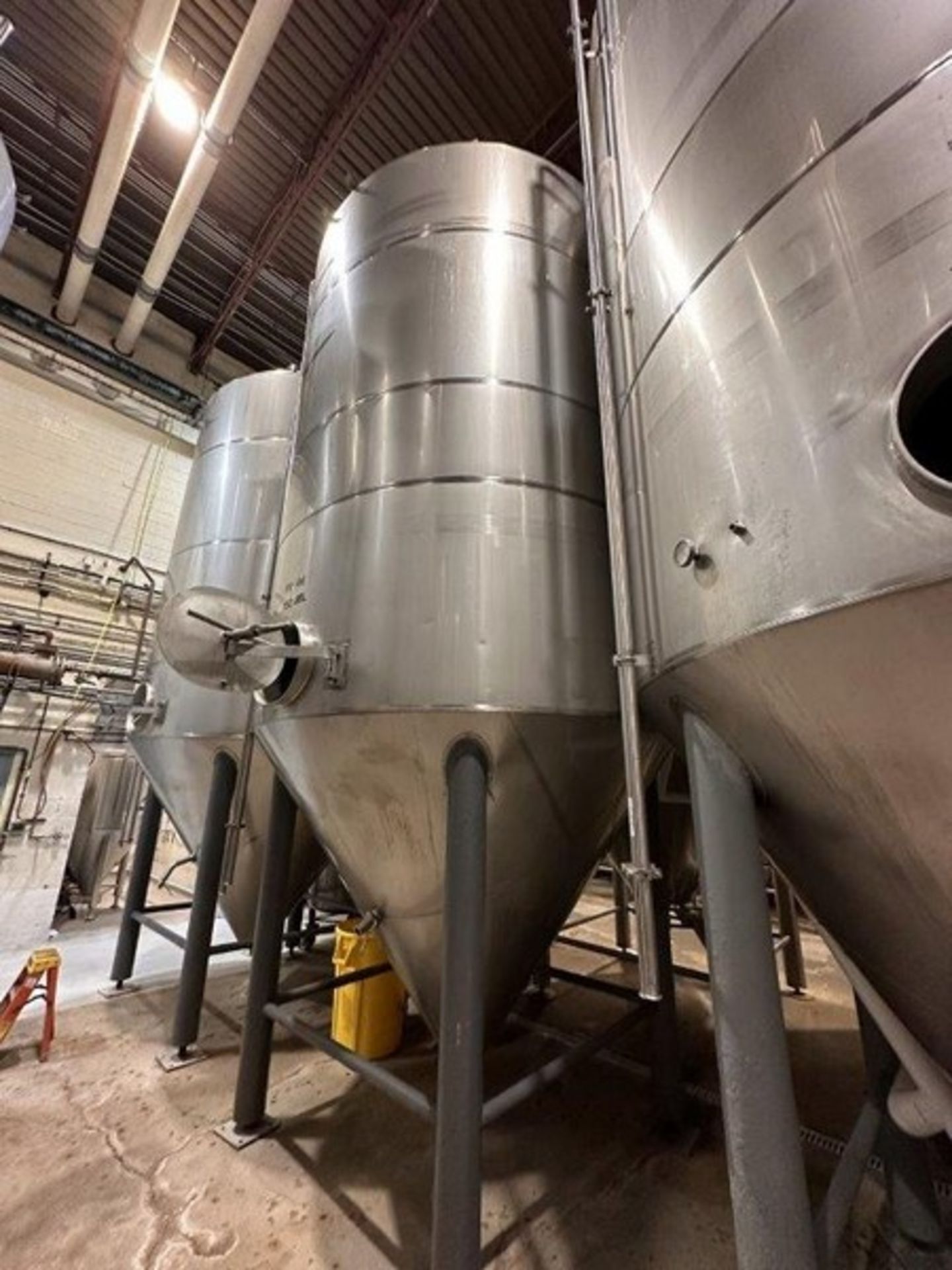 150 BBL (4650 Gallon) Vertical Cone Bottom 304 Stainless Steel Jacketed Vessel. Manufactured by San - Bild 2 aus 9