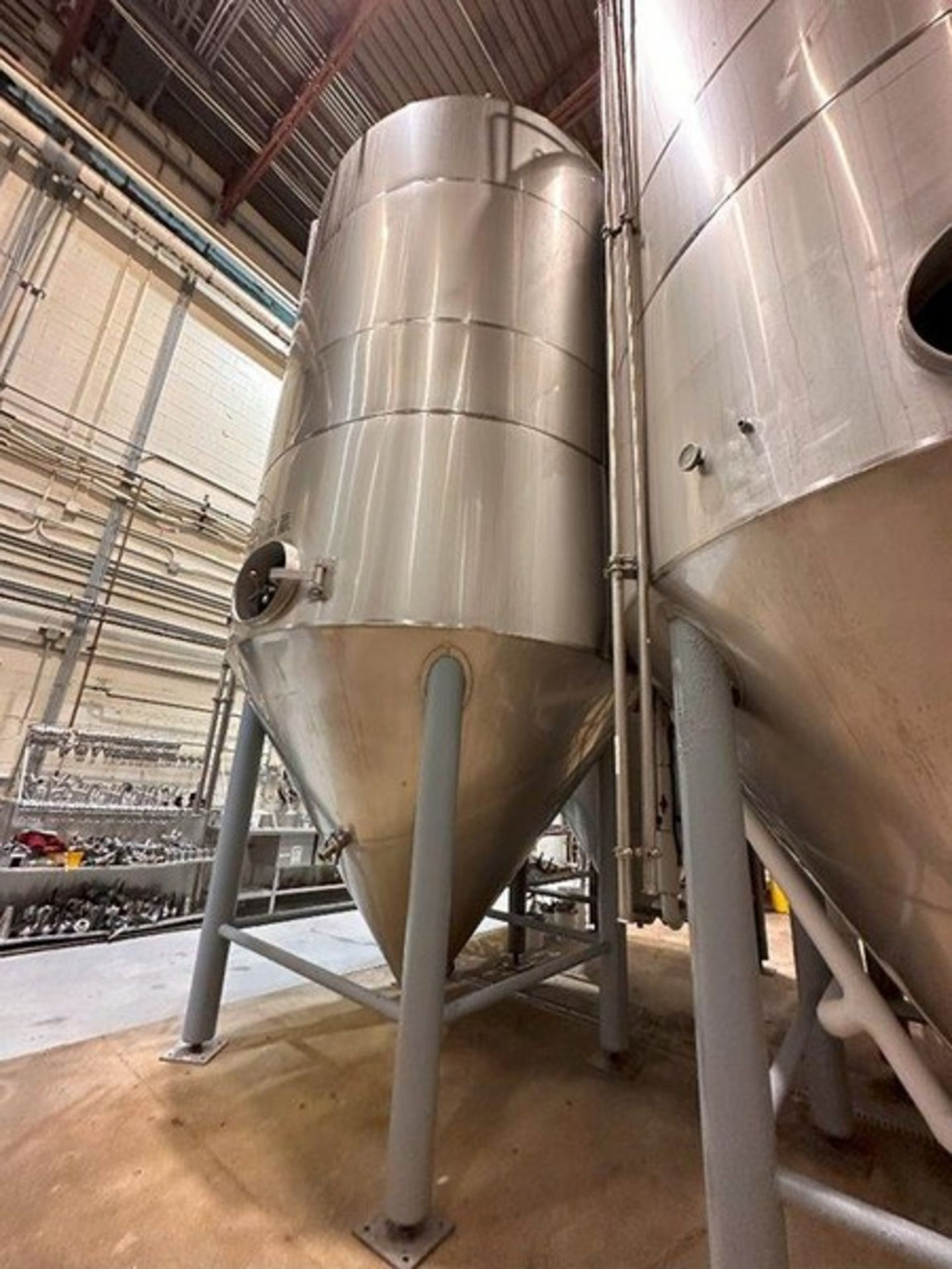 150 BBL (4650 Gallon) Vertical Cone Bottom 304 Stainless Steel Jacketed Vessel. Manufactured by Sant - Bild 5 aus 9