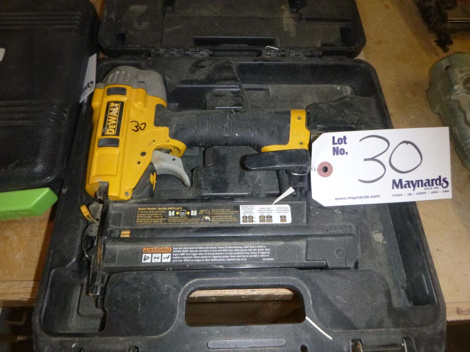 Dewalt DWFP12231 Brad nailer