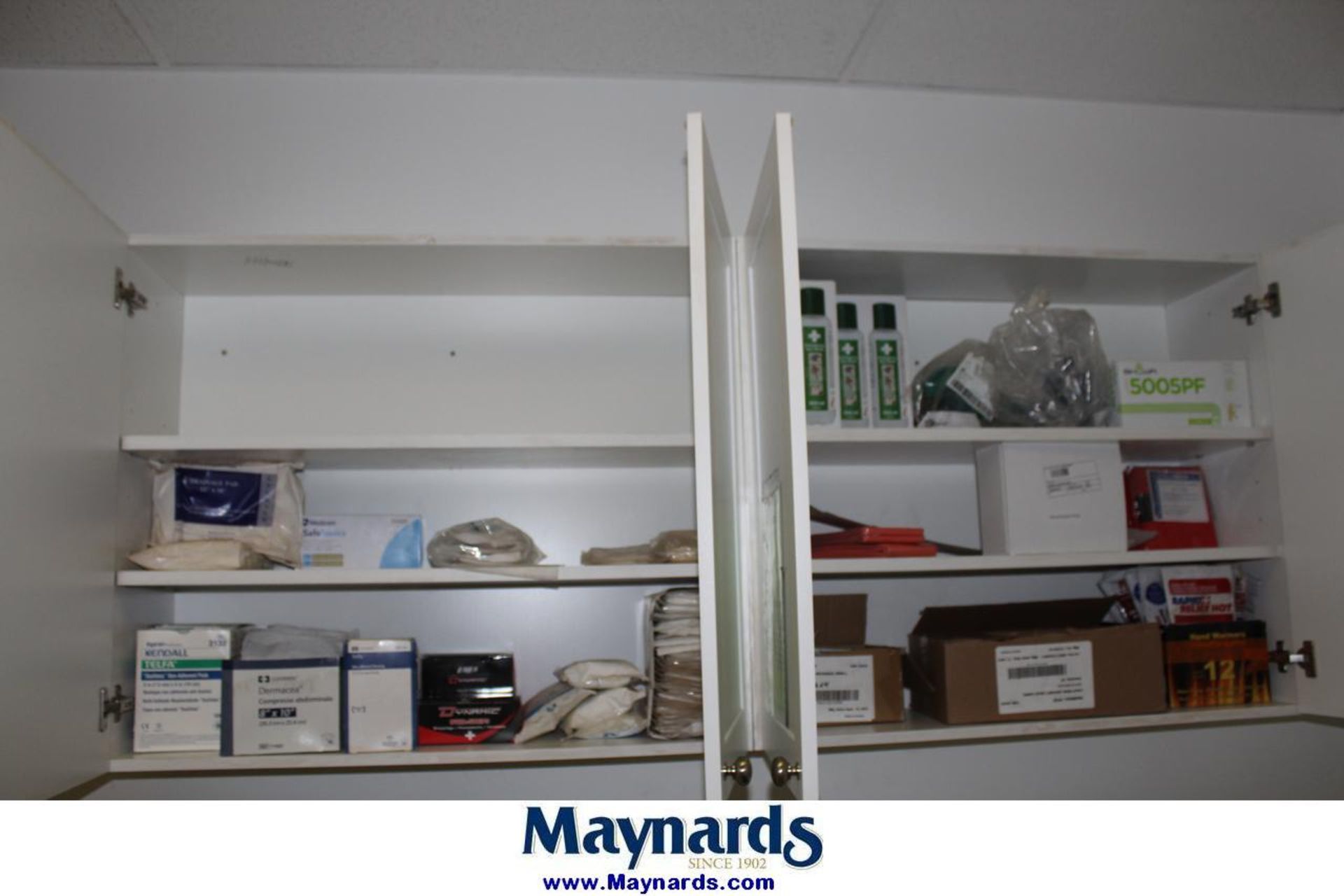 loose contents of first aid room - Image 2 of 3