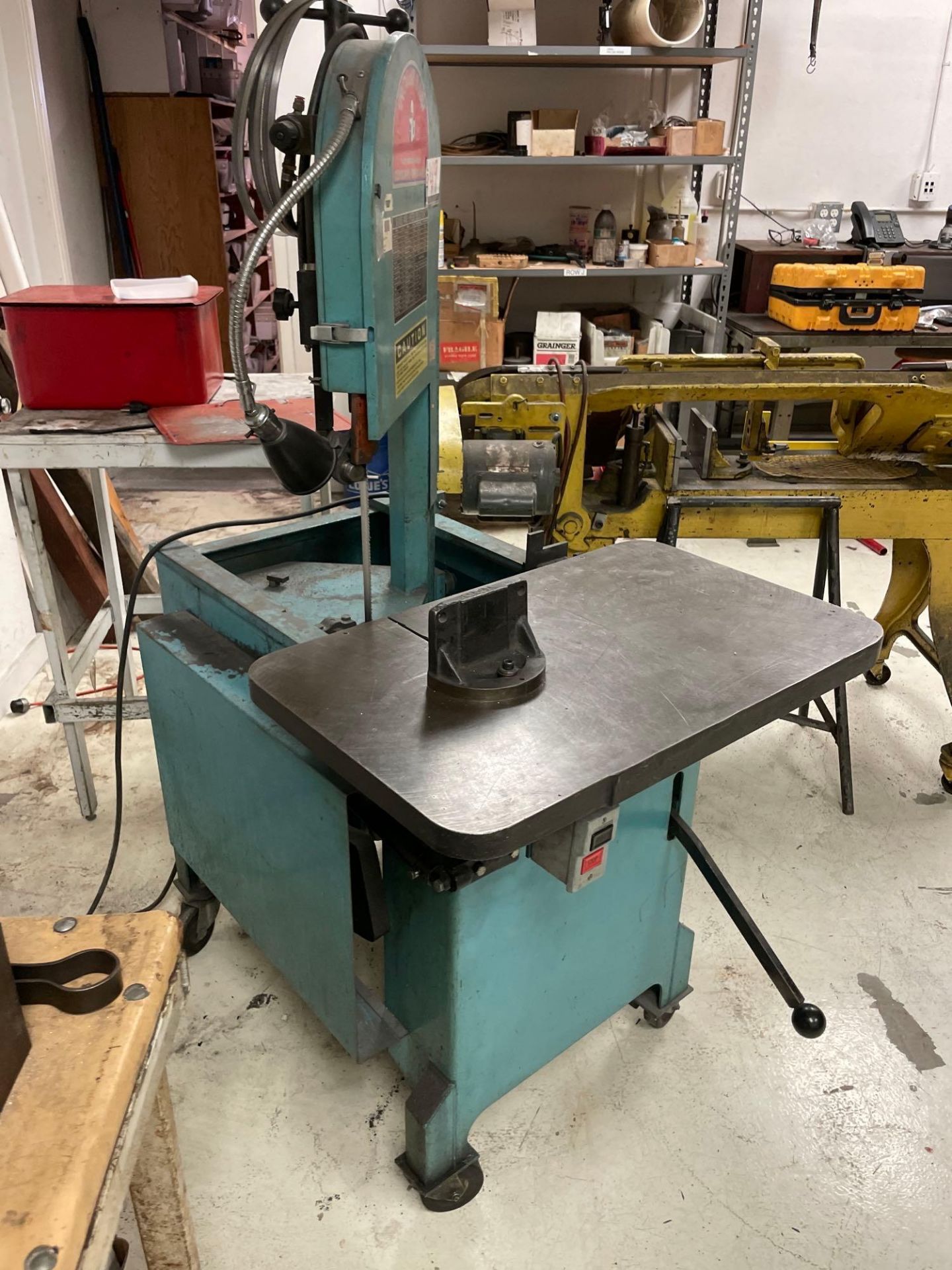 Roll In Vertical Band Saw with 9' Blade and 30"x18.5" Table - Image 6 of 9