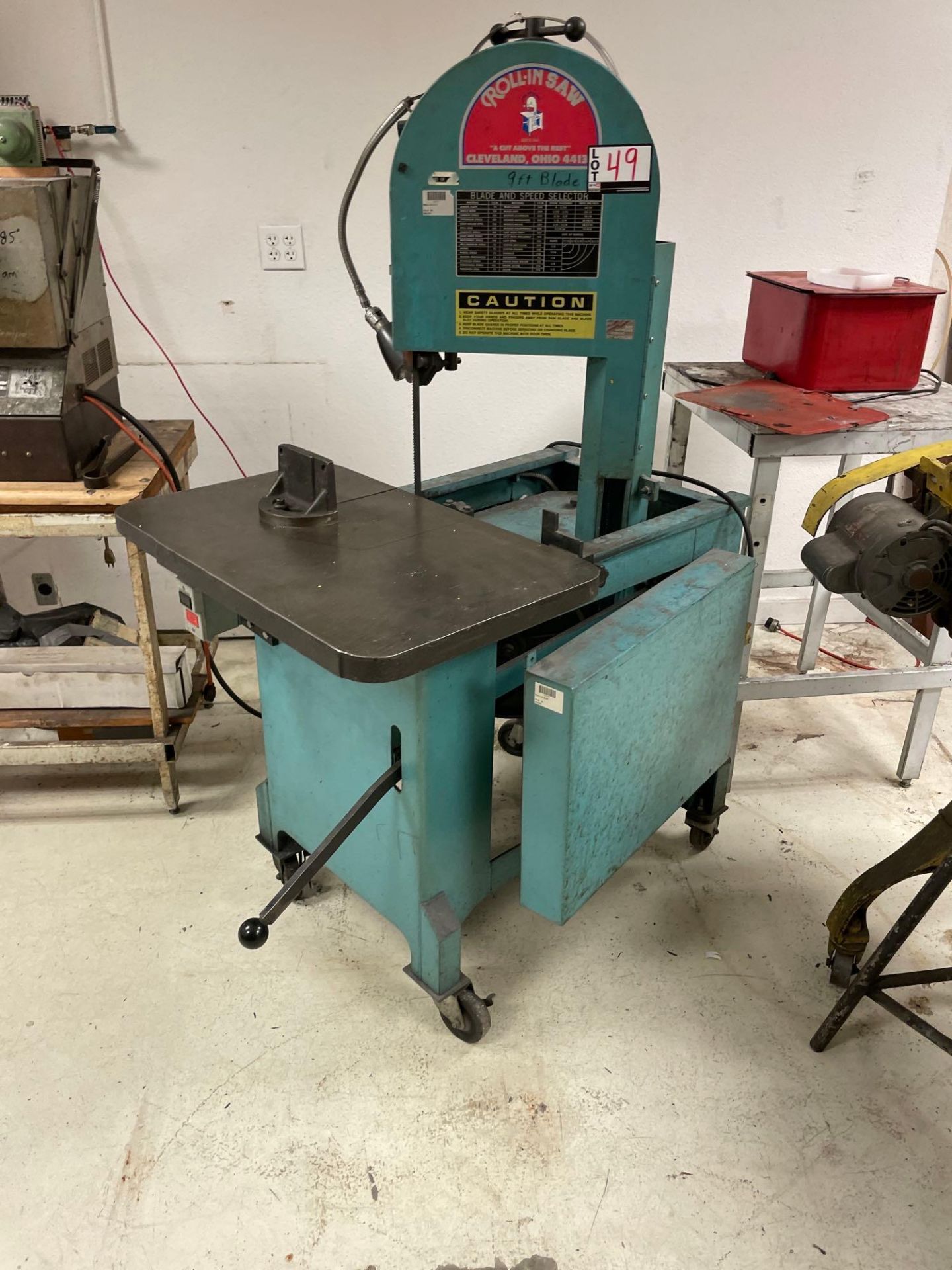 Roll In Vertical Band Saw with 9' Blade and 30"x18.5" Table - Image 4 of 9