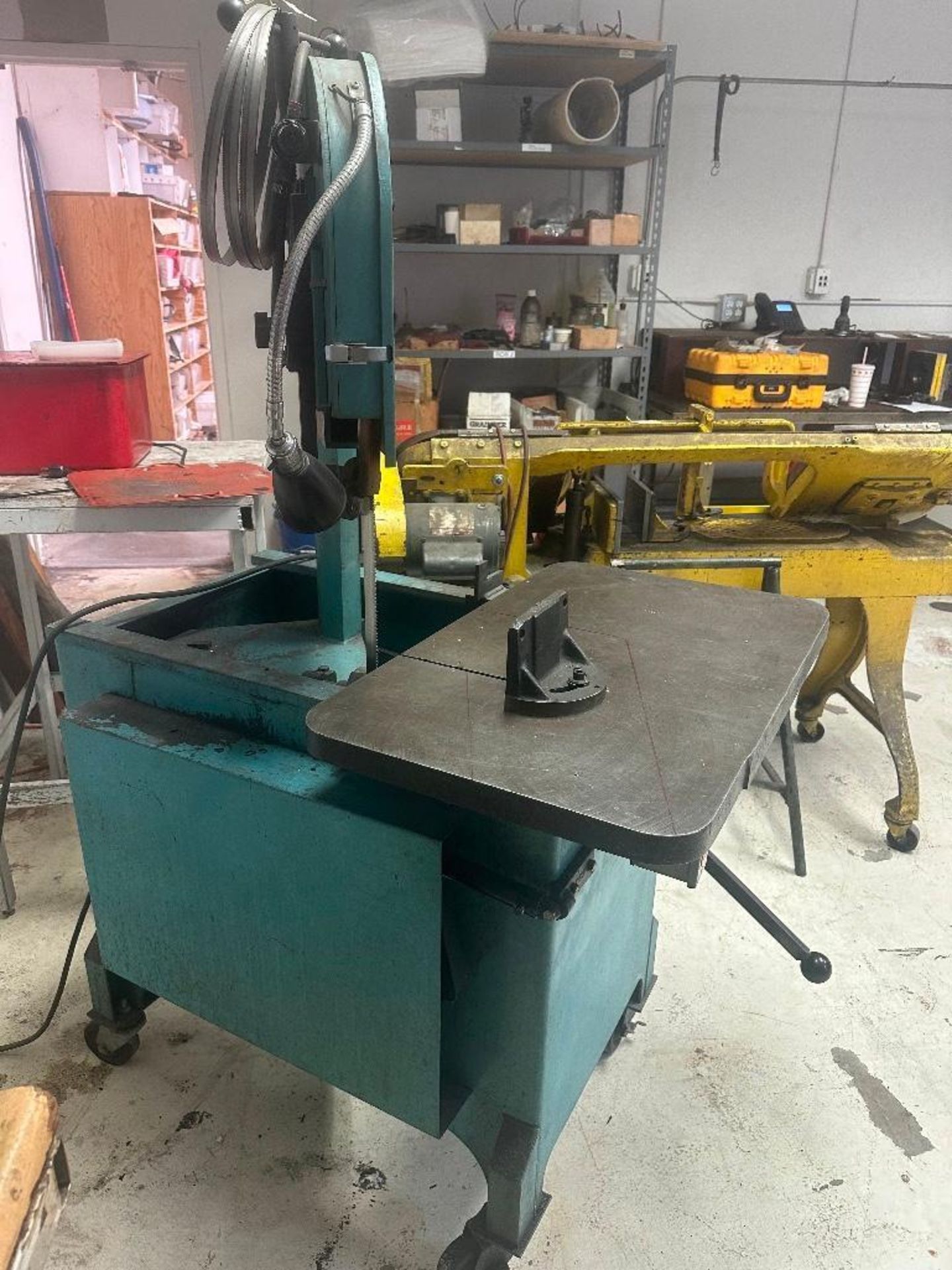 Roll In Vertical Band Saw with 9' Blade and 30"x18.5" Table - Image 2 of 9