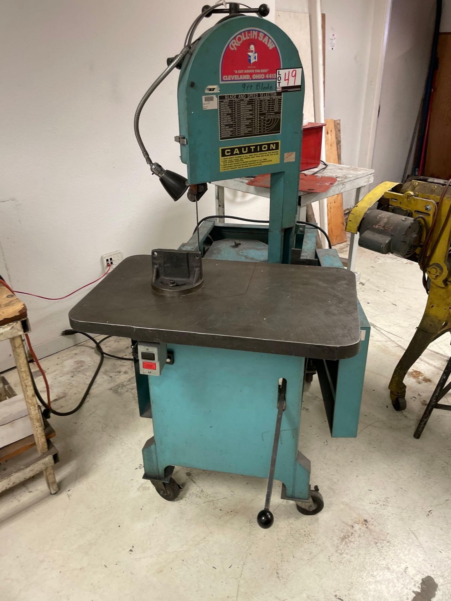 Roll In Vertical Band Saw with 9' Blade and 30"x18.5" Table - Image 5 of 9