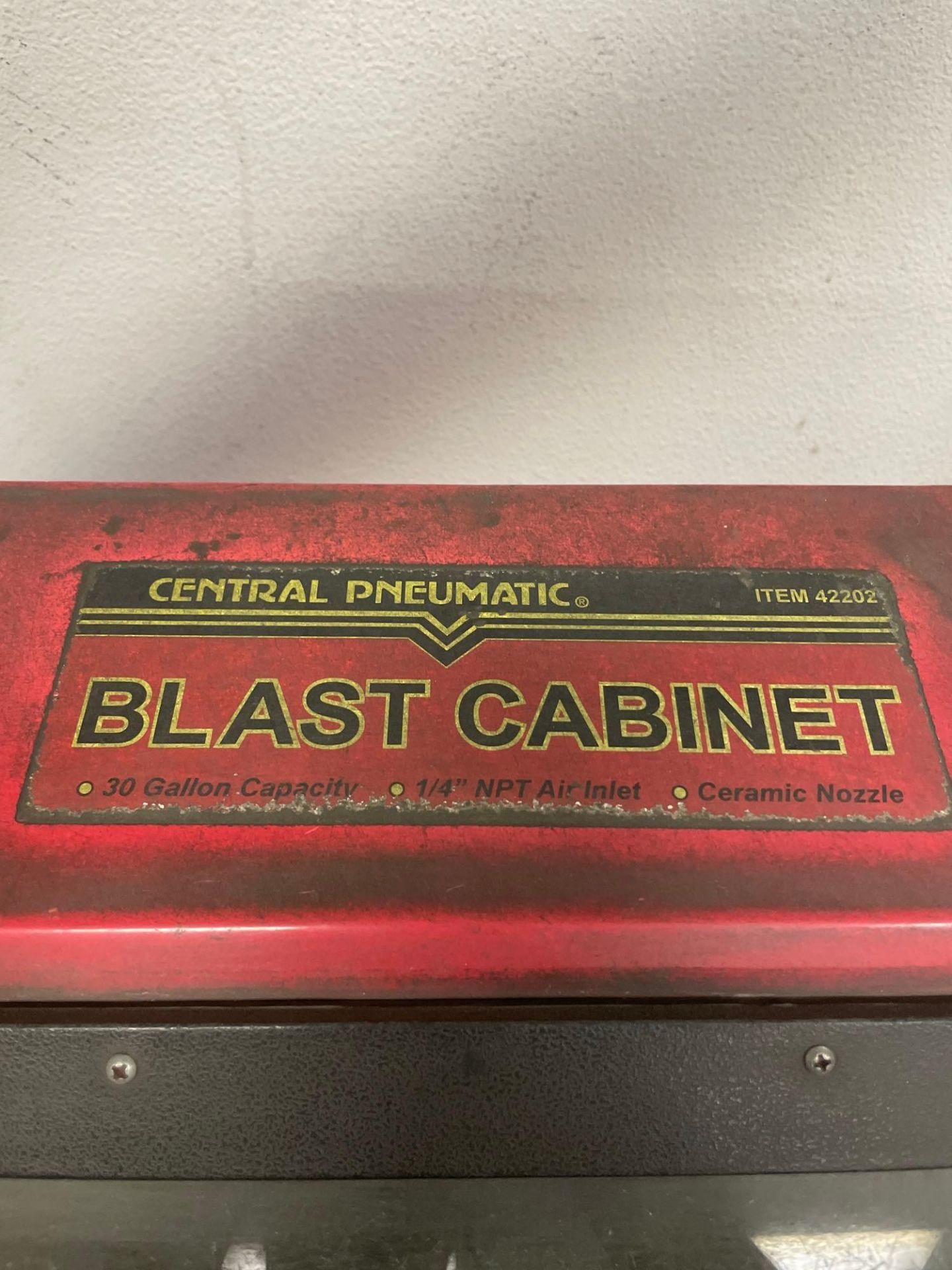 30 Gallon Central Pneumatic Abrasive Media Blast Cabinet - Image 4 of 5