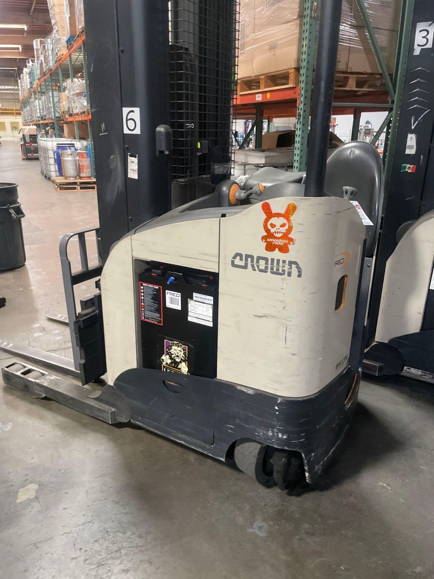 Crown 5700 Series Electric Stand Up Forklift, Deep Reach *Needs New Battery, No Charger* - Image 6 of 7