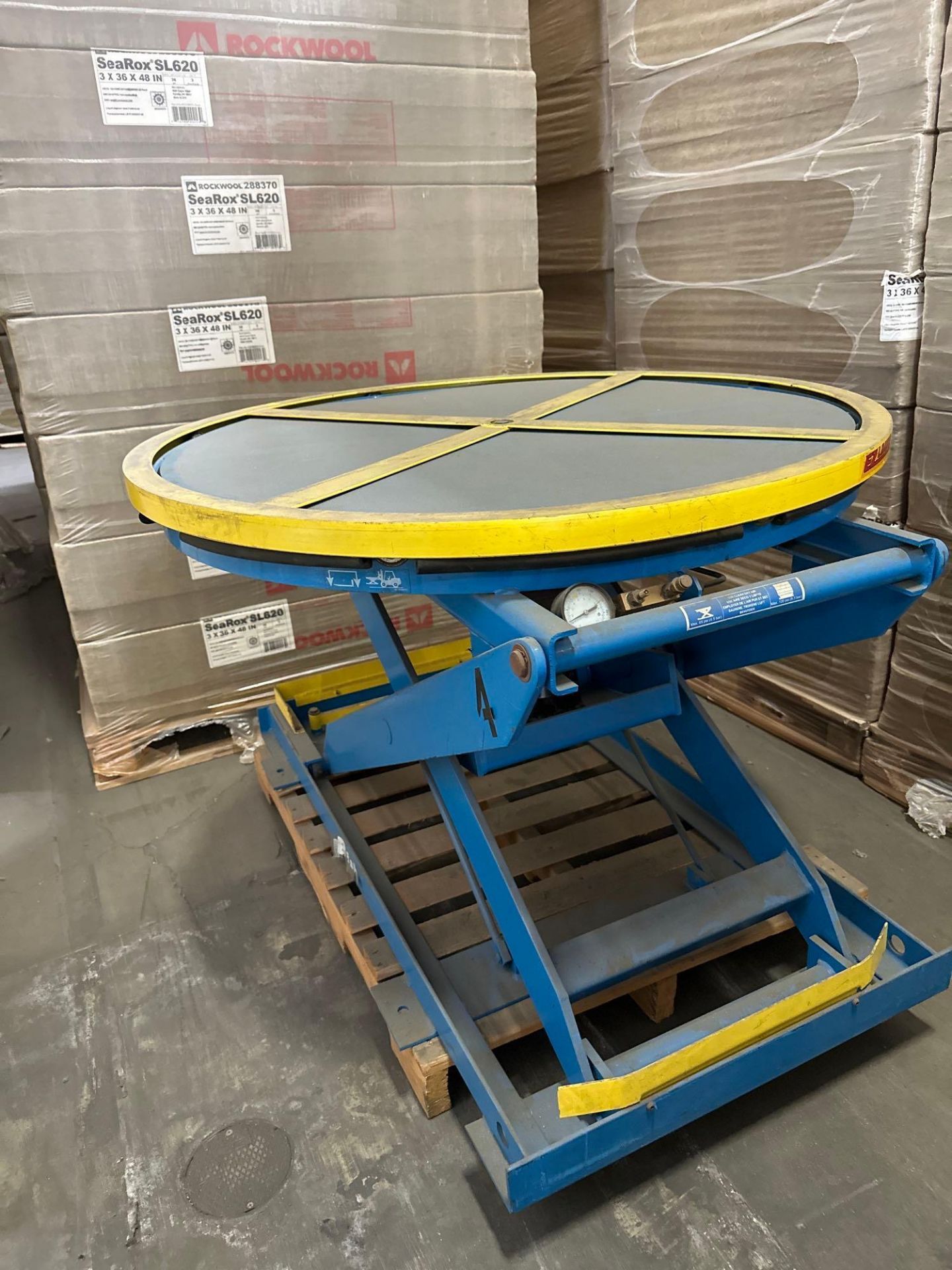 (3) Rotating Hydraulic Lift Tables