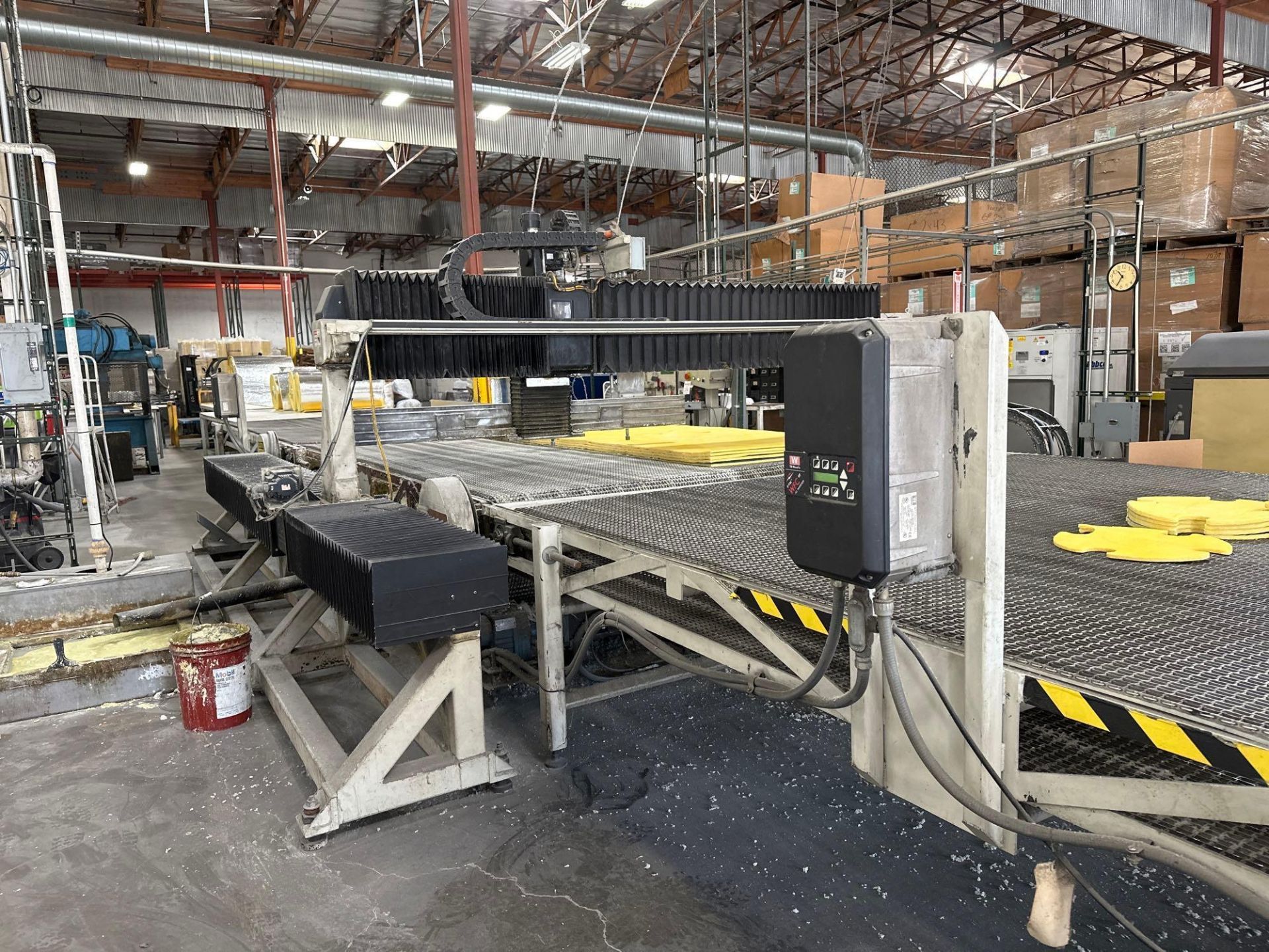 Flow Series A 8' x 12' Waterjet w/ Thru Feed Conveyor, XSE-55 Pump, 7X 55K PSI Intensifier, New 2000 - Image 5 of 11