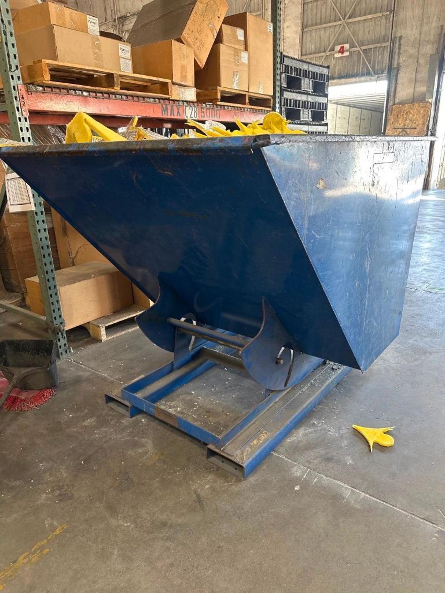 2000lbs D-200-LD Tilt Hopper