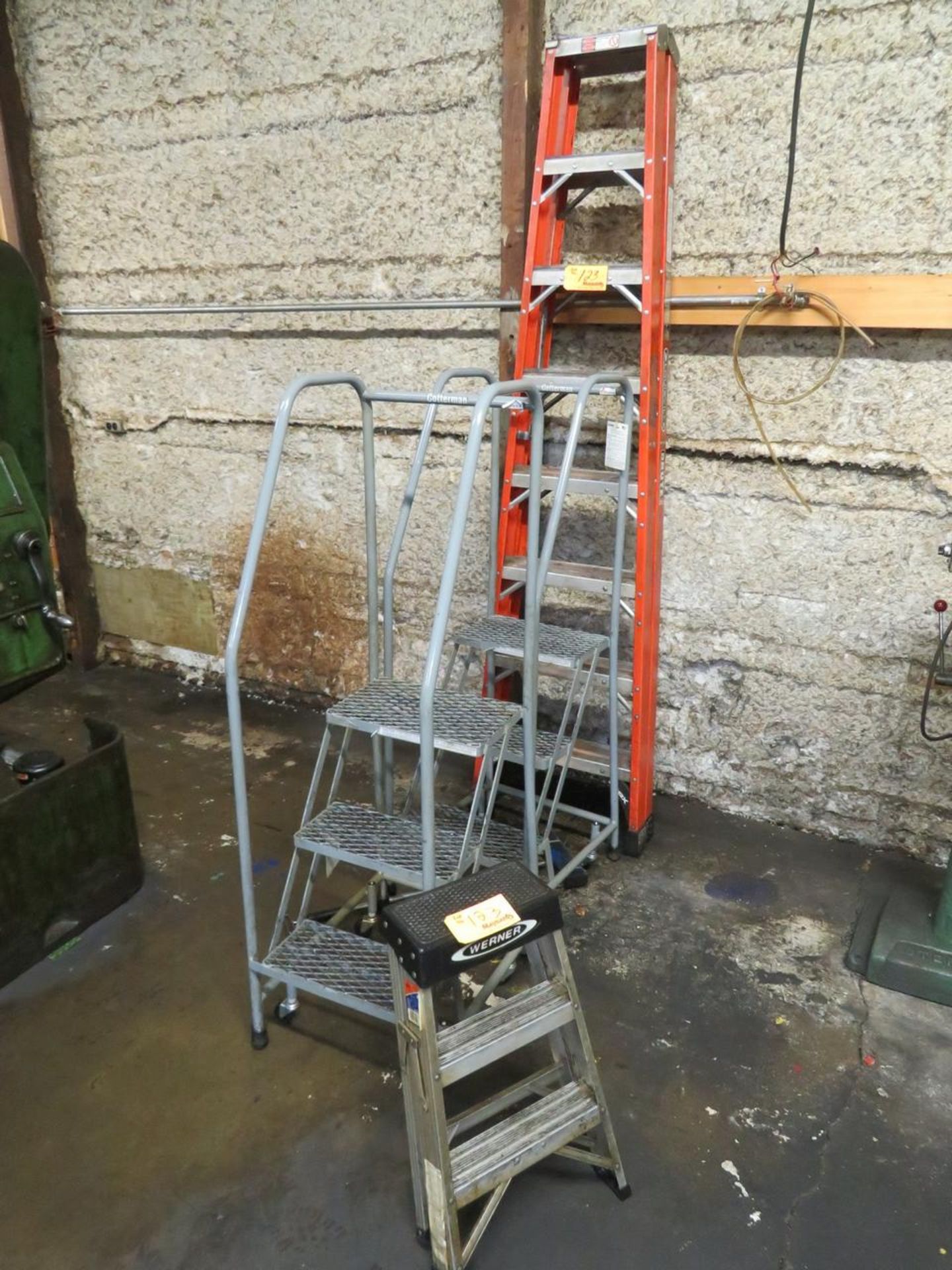 LOT OF LADDERS & ROLLING STAIRS - Image 4 of 7