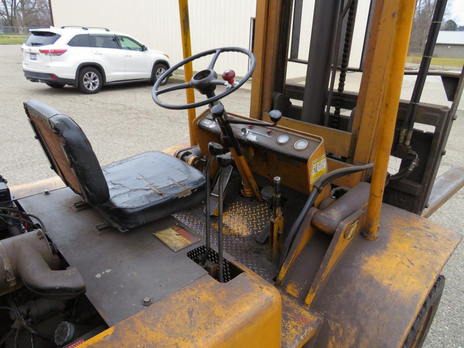 HYSTER H80C 8,000 LB. CAPACAITY GASOLINE POWERED FORKLIFT - Image 13 of 18