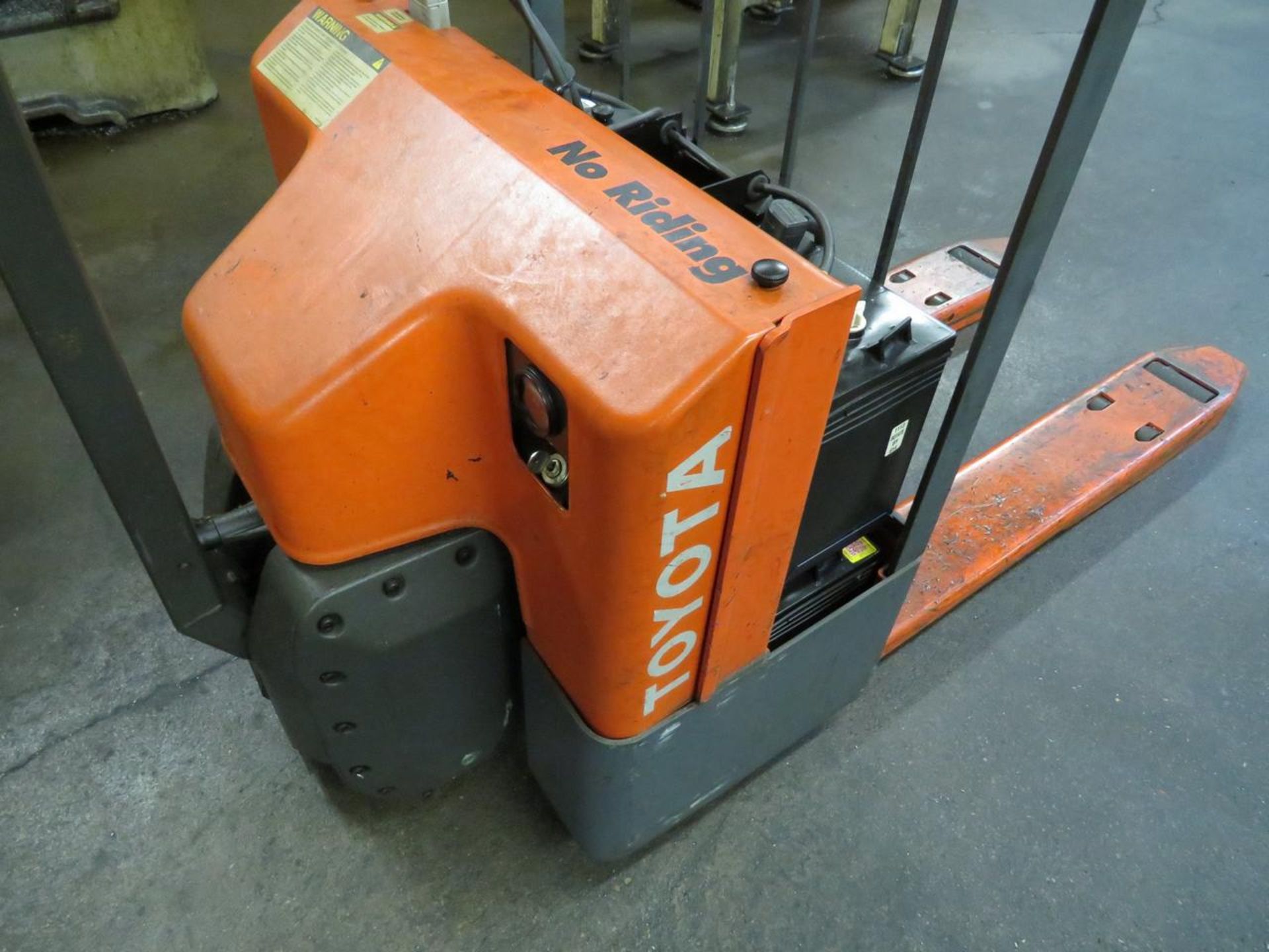 TOYOTA 6HBW20 4,000 LB. CAPACITY WALKIE ELECTRIC PALLET JACK - Image 2 of 8
