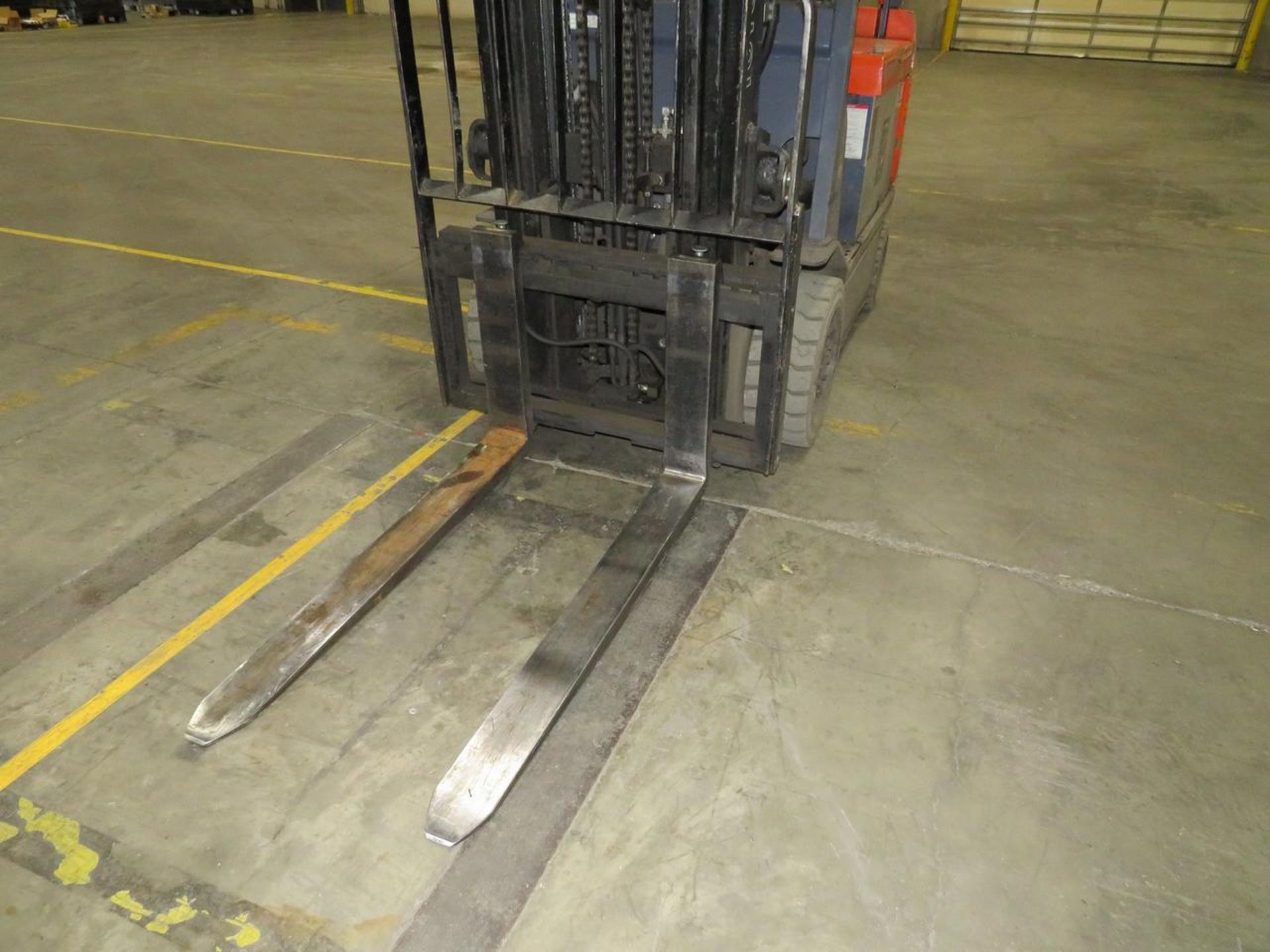 Toyota 7FBCU32 5,750 Lb Capacity Electric Forklift - Image 5 of 21