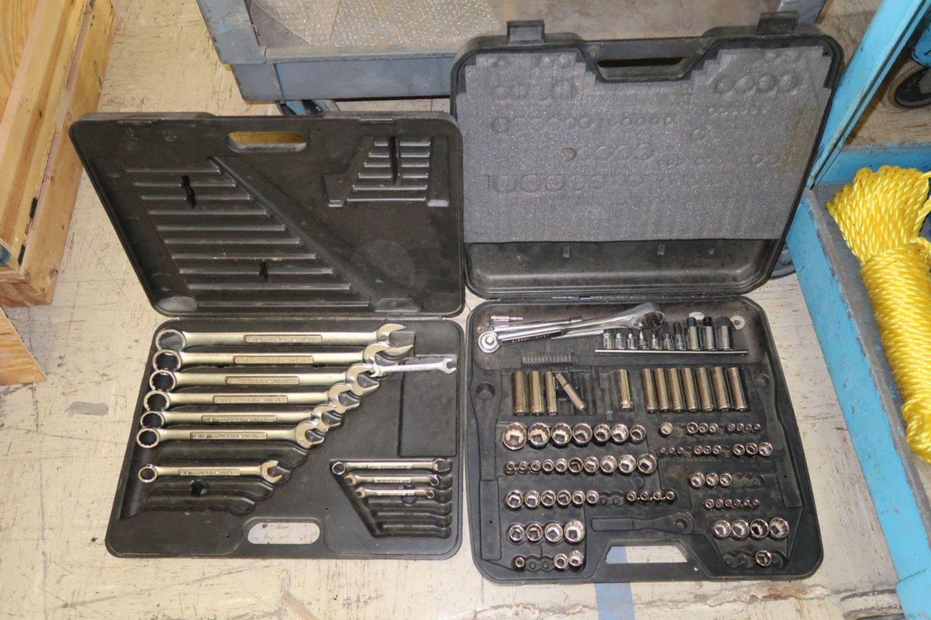 Rubbermaid Plastic Utility Cart with Contents of Hand Tools - Image 7 of 7