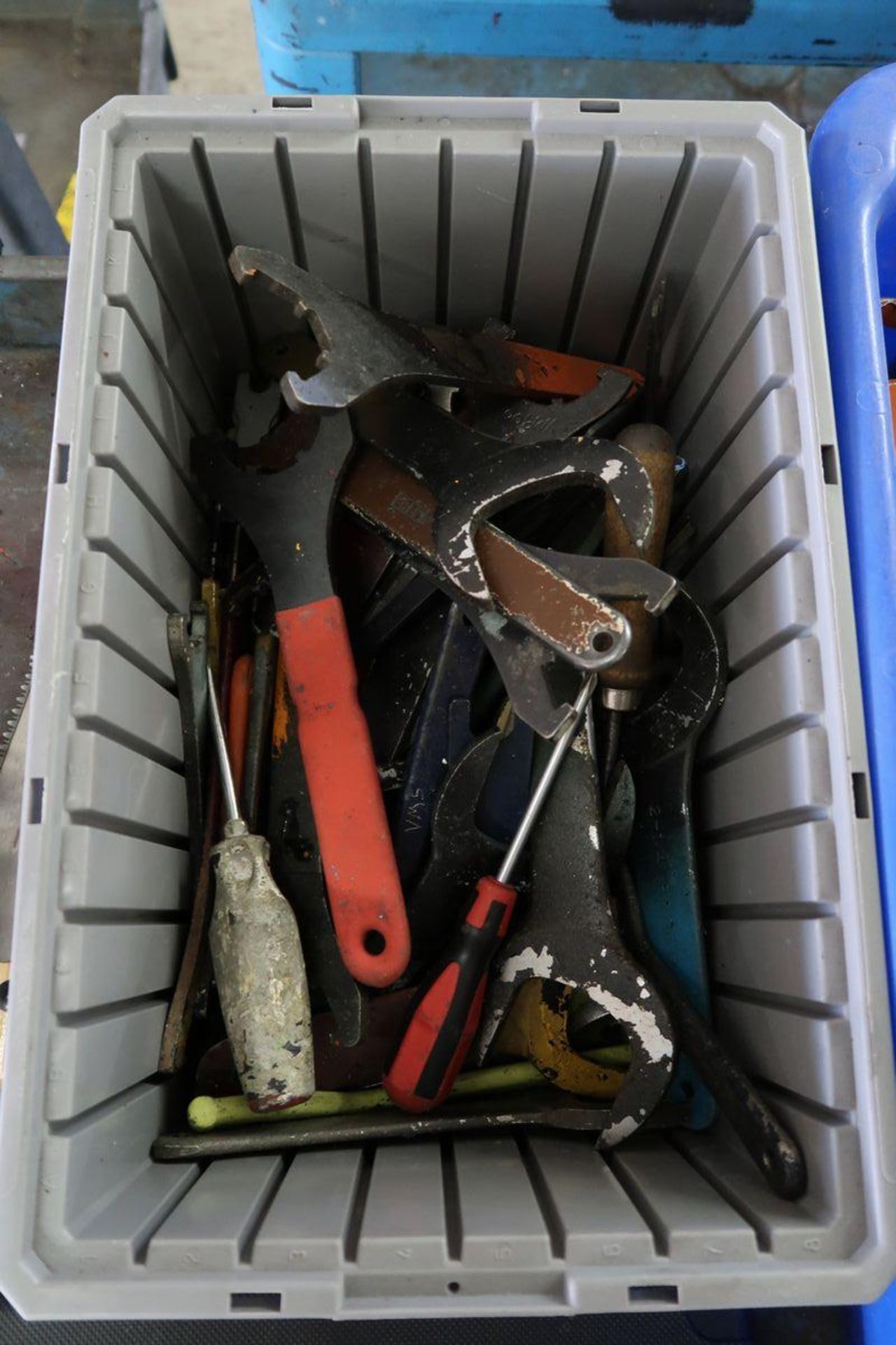 Rubbermaid Plastic Utility Cart with Contents of Hand Tools - Image 3 of 7