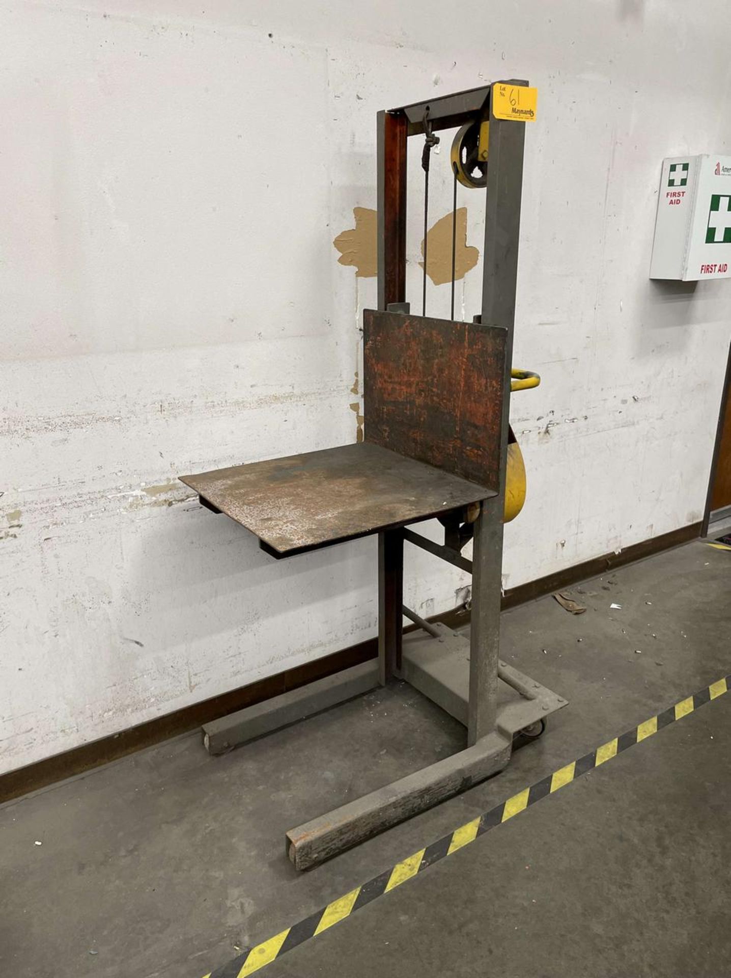 Hand-Crank Platform Lift