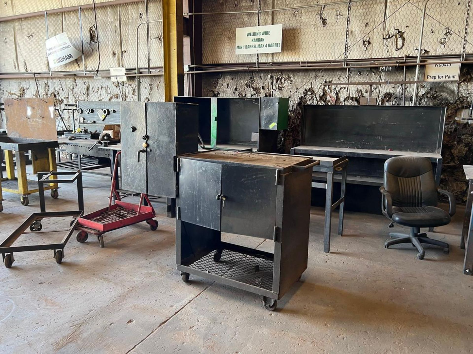 (1) Lot of various size metal tables