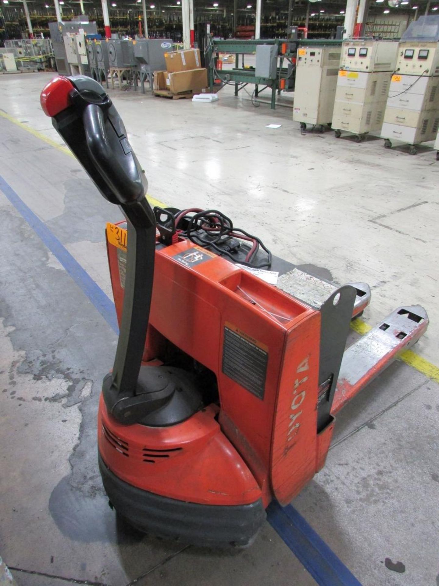 Toyota 7HBW23 4500Lb. 24V Electric Walk-Behind Pallet Truck - Image 2 of 6