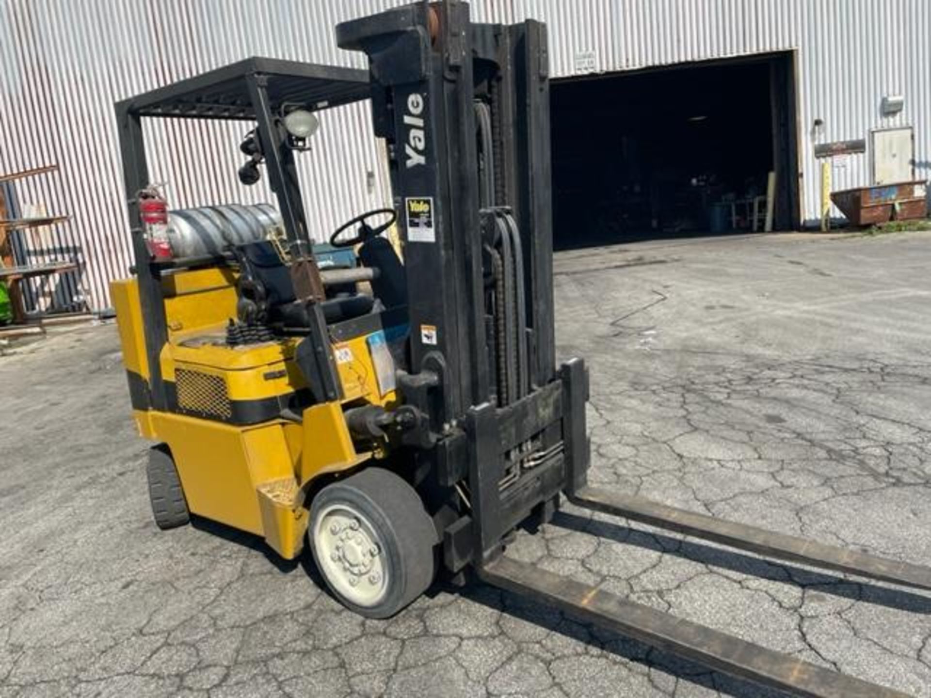 8,000 POUND YALE MODEL GLC080LJNGAE088 FORKLIFT - Image 3 of 8