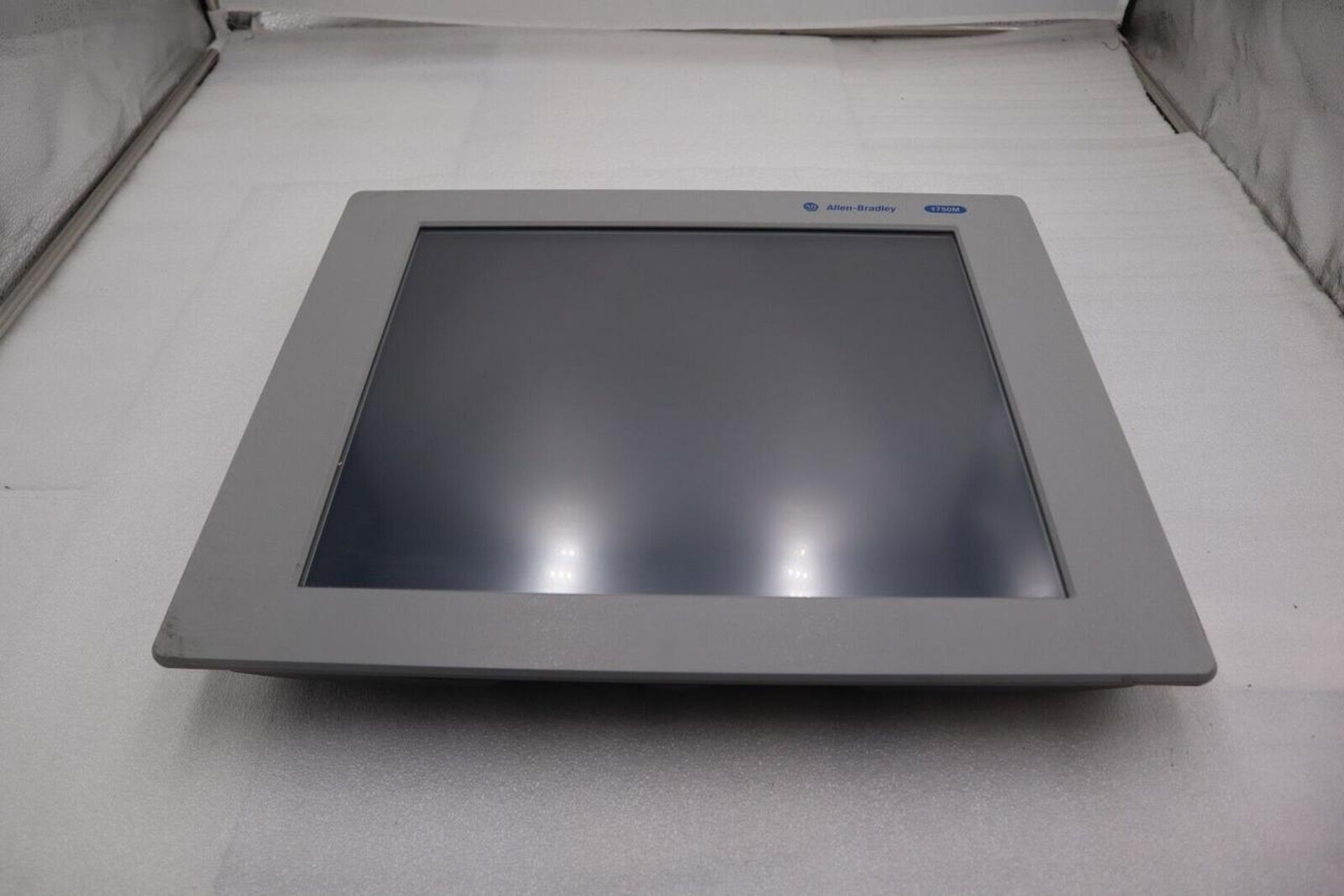 ALLEN-BRADLEY VERSAVIEW 1750M TOUCHSCREEN INDUSTRIAL MONITOR 6176M-17PT