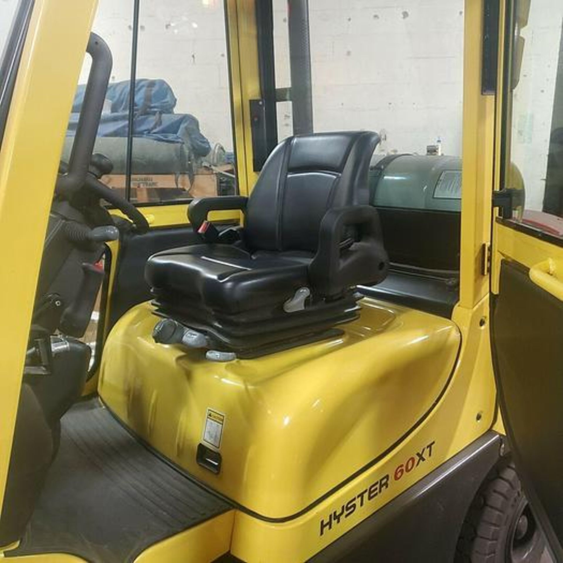 6,000 POUND HYSTER MODEL 60XT PNEUMATIC TIRE FORKLIFT - Image 2 of 8