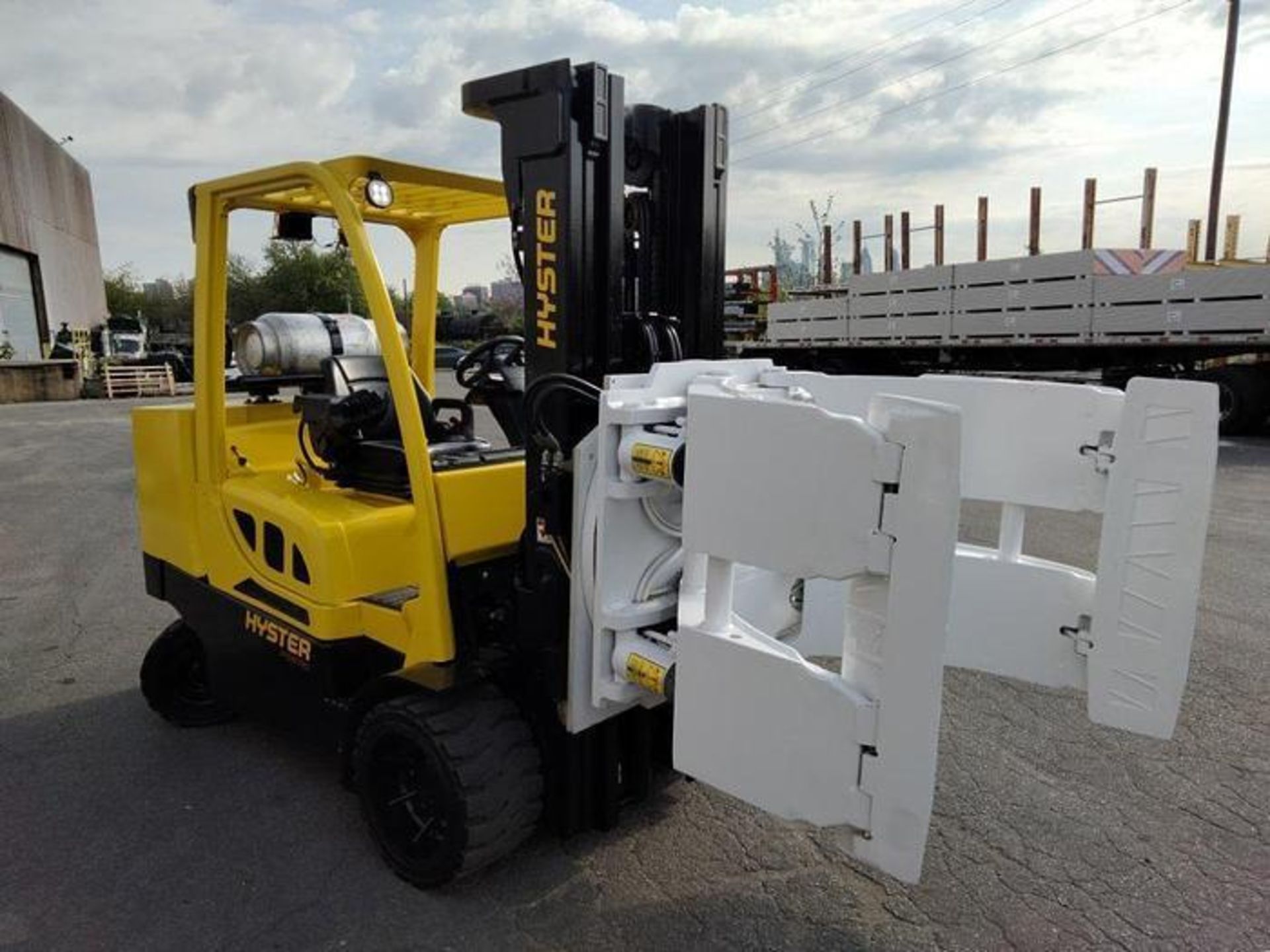 12,000 POUND HYSTER S120FTPRS FORKLIFT WITH 60" CLAMP - Image 2 of 6