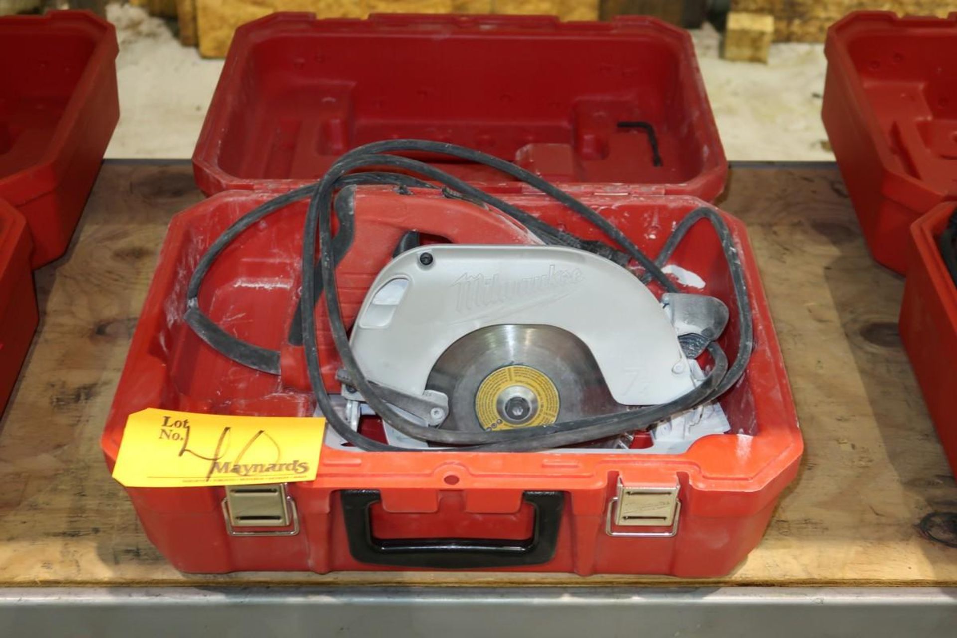Milwaukee Heavy-duty 7-1/4'' power tilt-lock circular saw