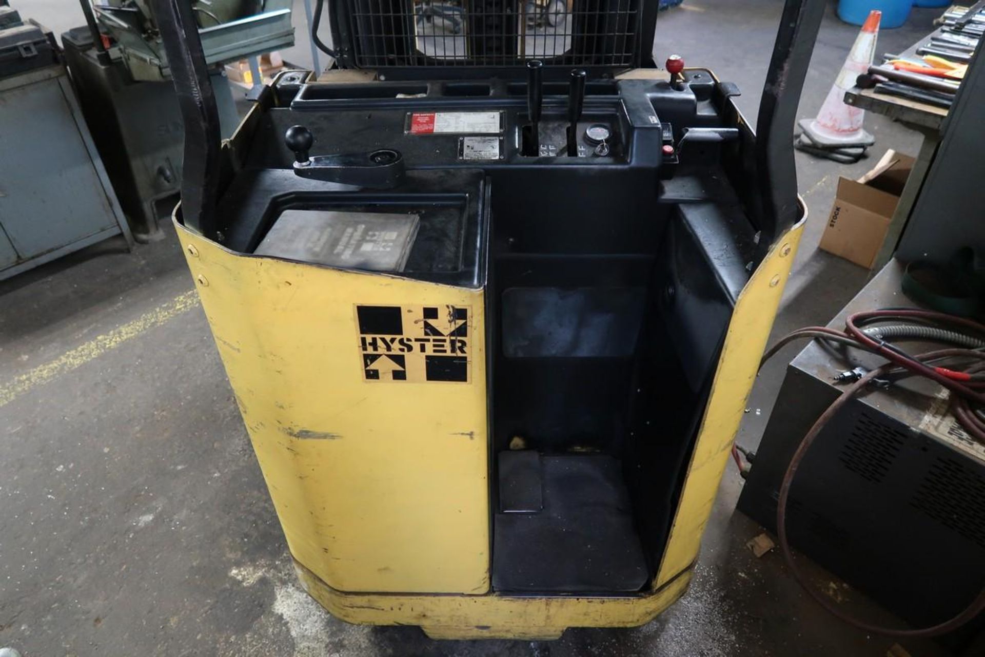Hyster N40ER 24V Electric Stand-Up Fork Lift Reach Truck - Image 5 of 8