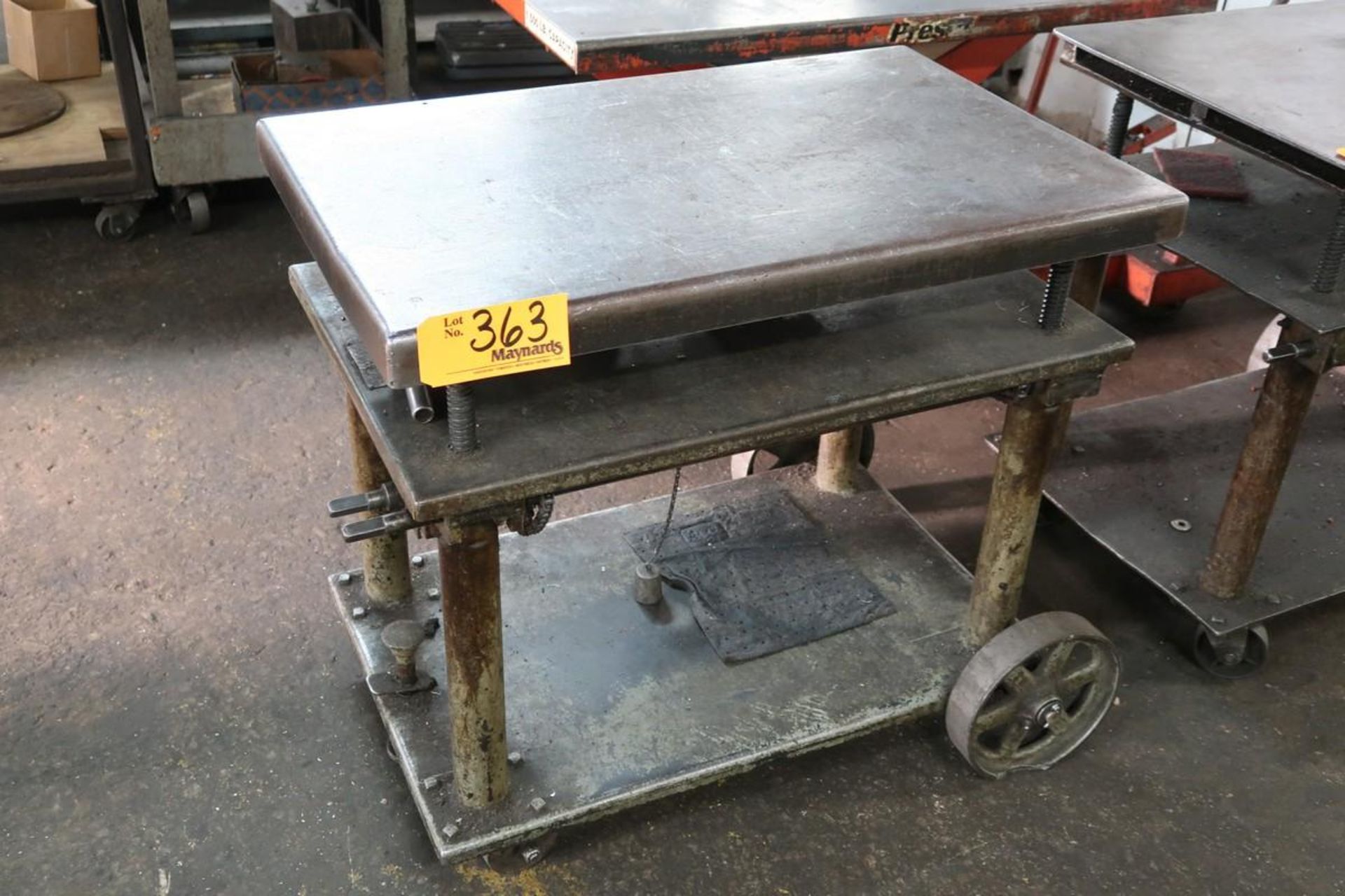 34" x 22" Mechanical Lift Cart