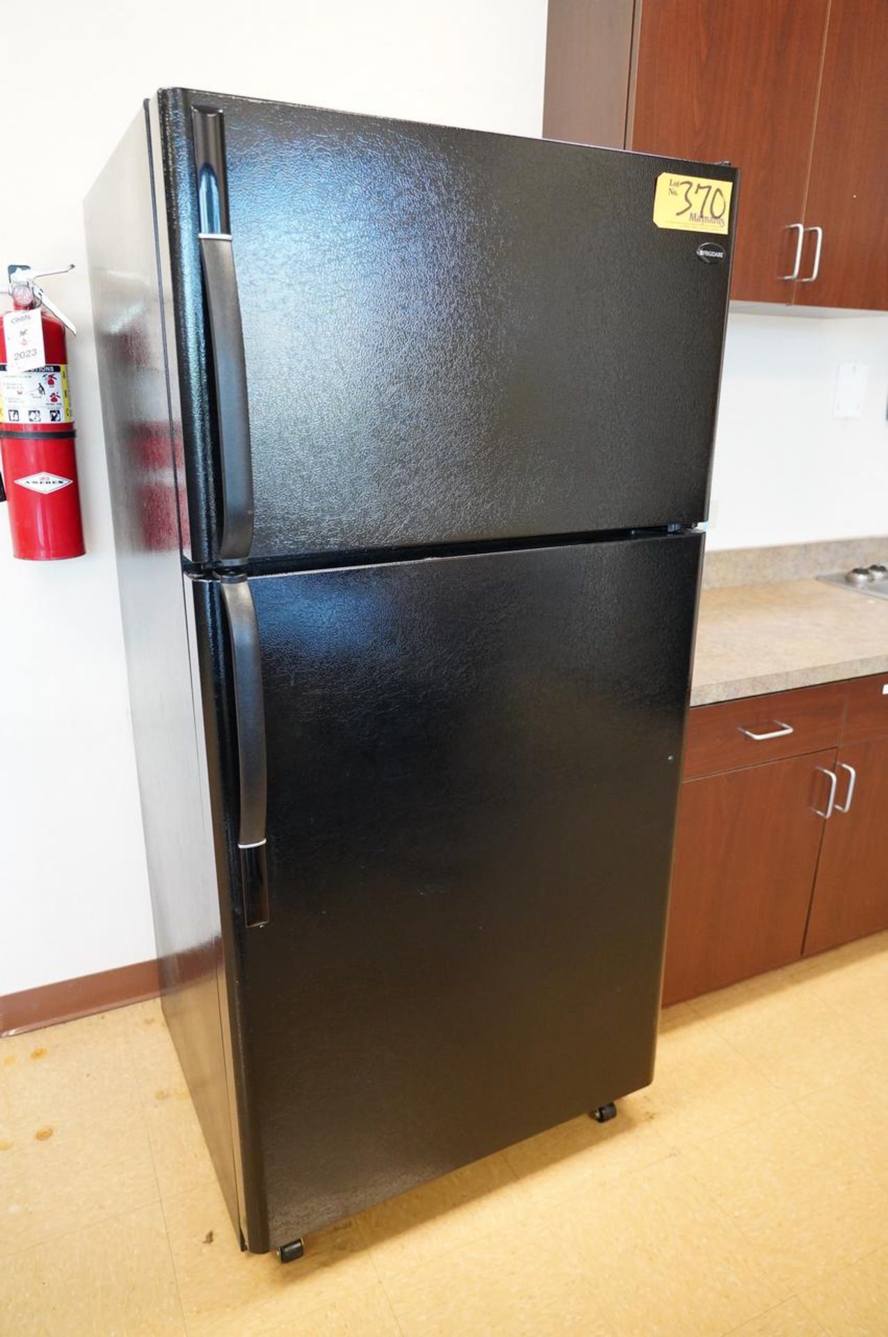 Frigidaire FRT22RRH Frost-Proof Top Mount Refrigerator Freezer