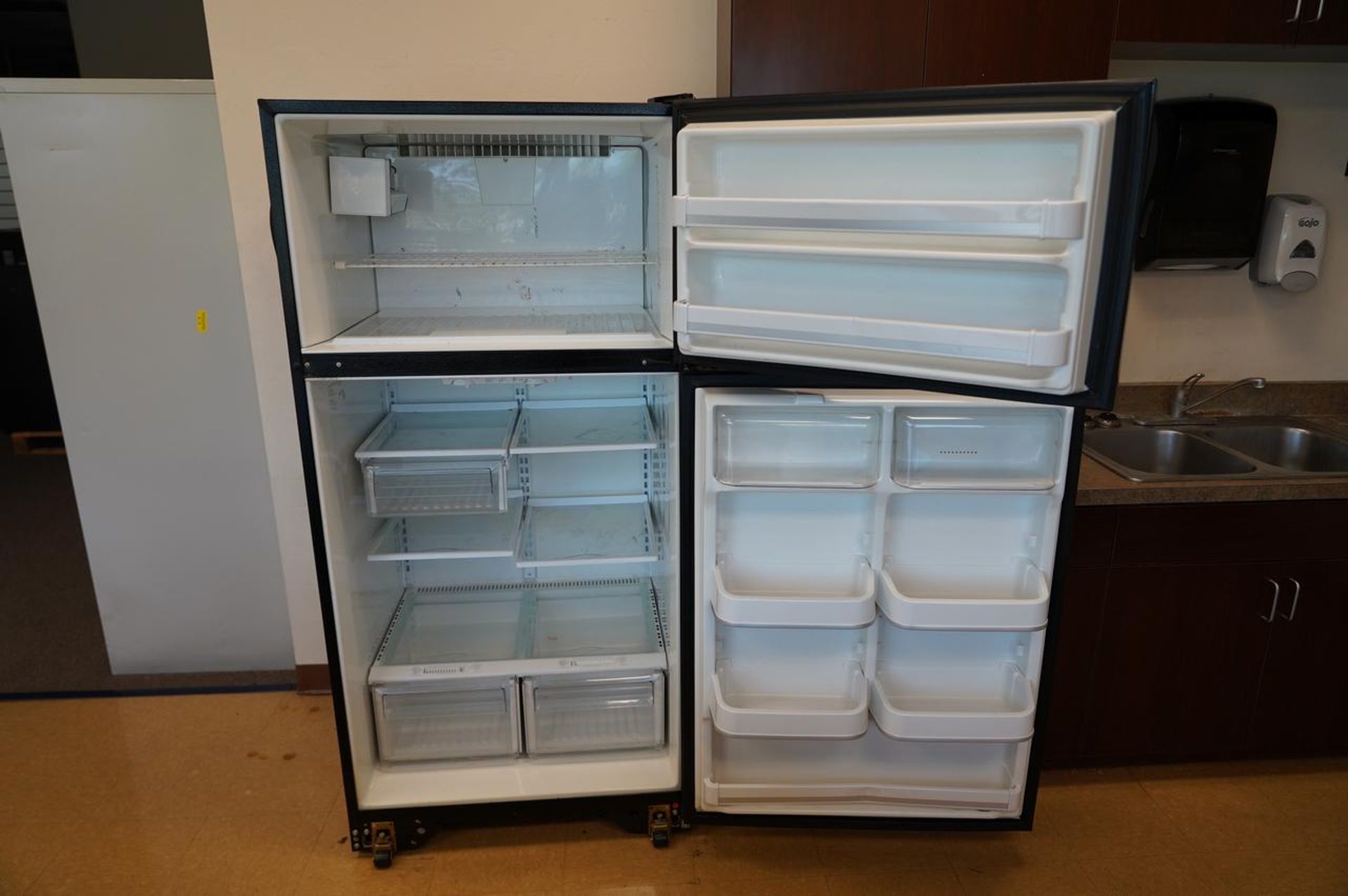 Frigidaire FRT22RRH Frost-Proof Top Mount Refrigerator Freezer - Image 2 of 3