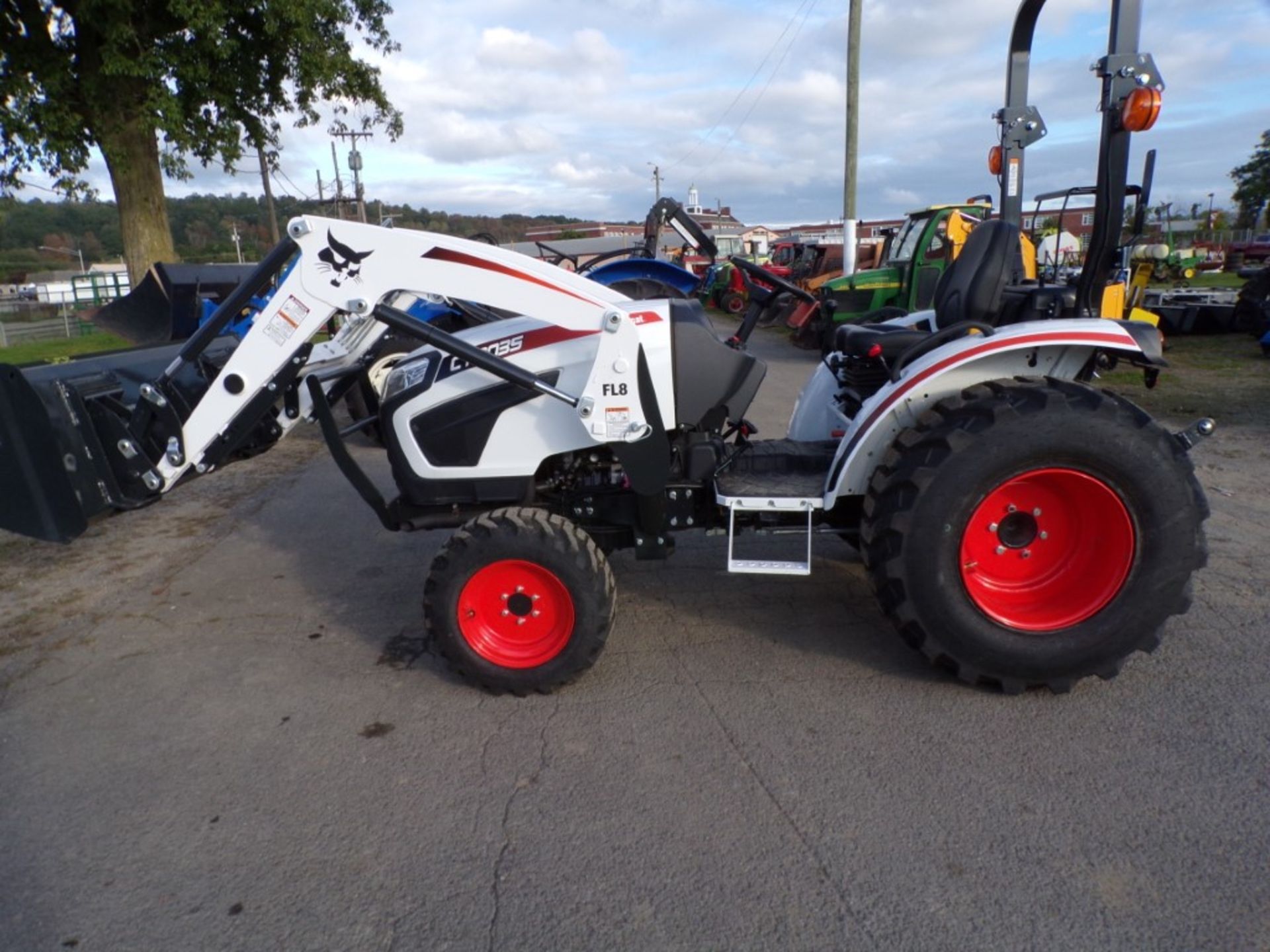 Demo Bobcat CT2035, 4 WD, Compact Tractor with Loader, Hydro Trans. SLL Bjet Coupler, 2 Hrs, Sells