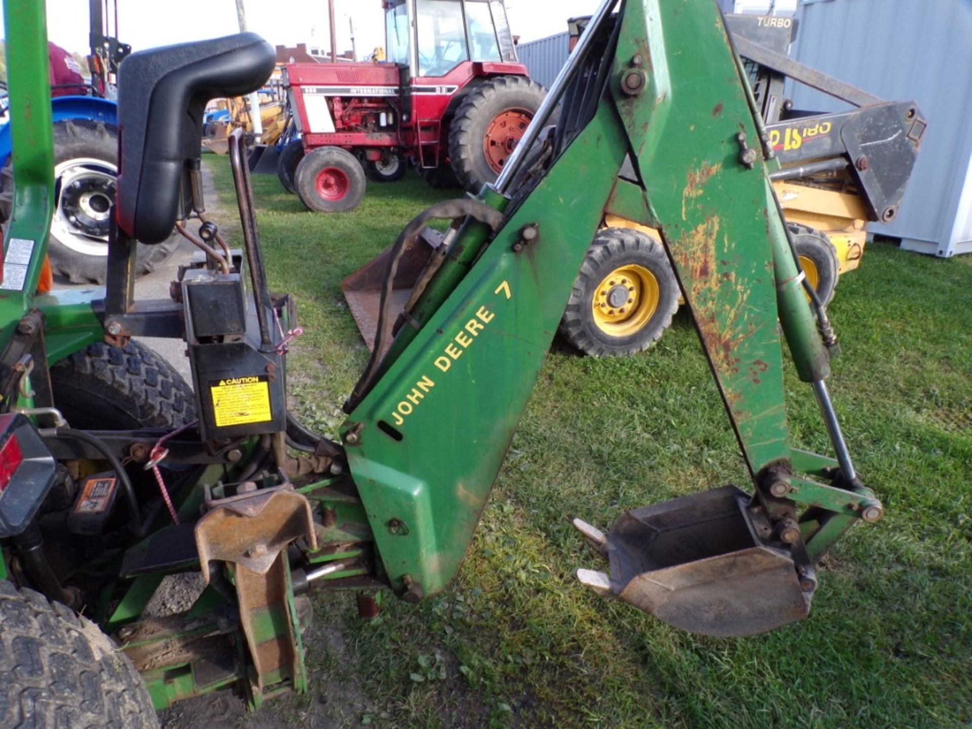 JD 955 4WD Compact Tractor w/Backhoe and Loader, Dsl Eng, 488 Hrs, S/N: 140900 (5413) - Image 2 of 6