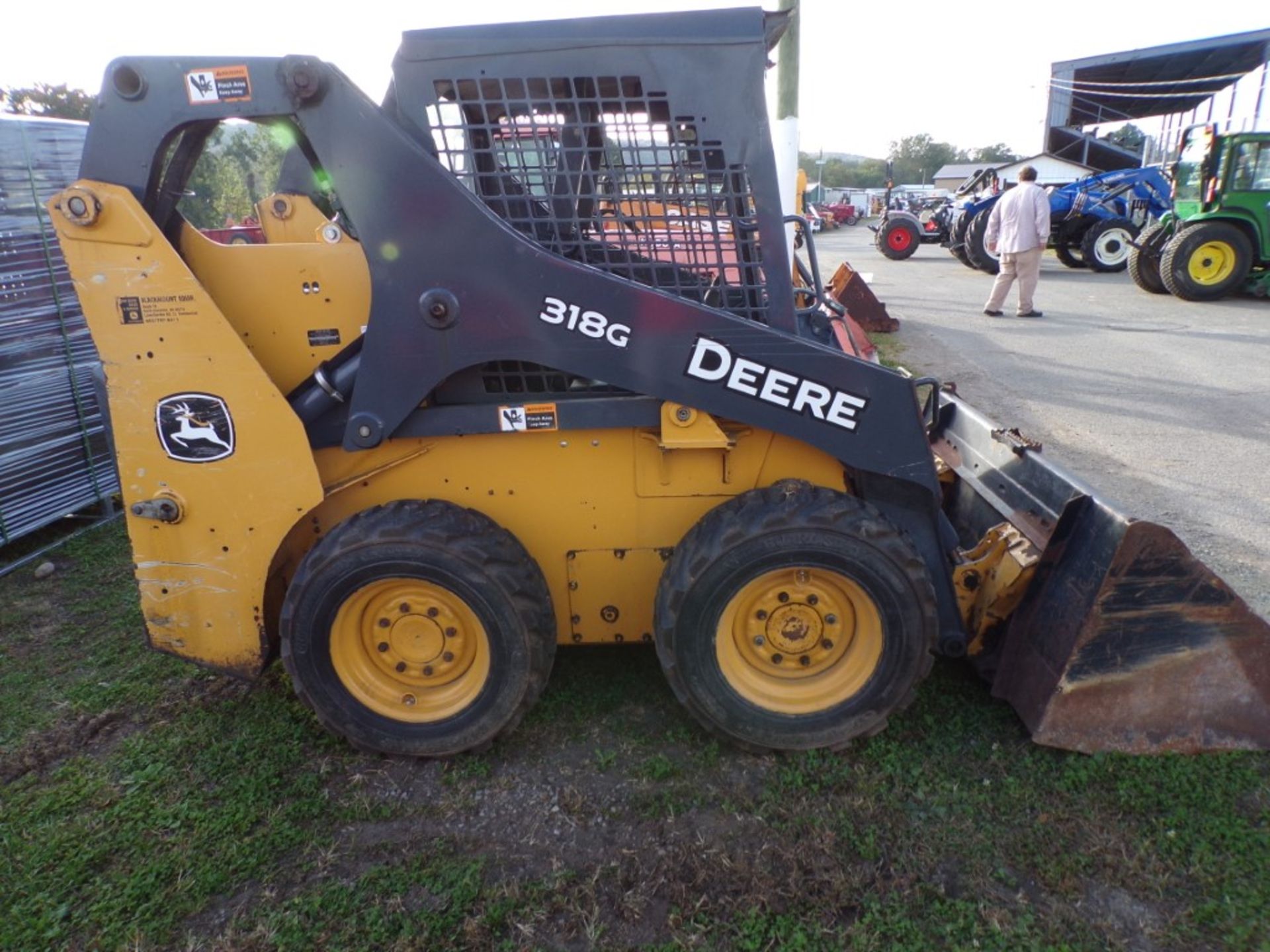 JD 318 G Skid Steer Loader, Orops, Aux Hyds, GP Bucket, Good Tires, Clean, 5216 Hrs, S/N - 309587 ( - Image 3 of 5