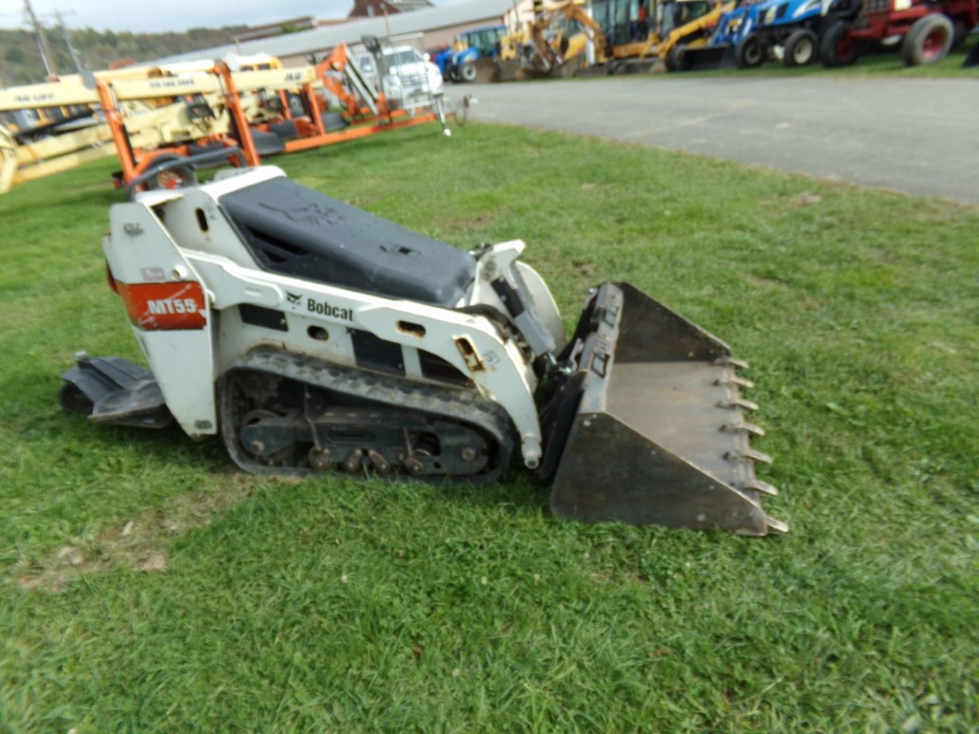 Bobcat MT55, Walk-Behind Skid Steer, 876 Hours w/Sulky w/50'' Bucket, Standard Size Quick-Attach, - Image 2 of 7