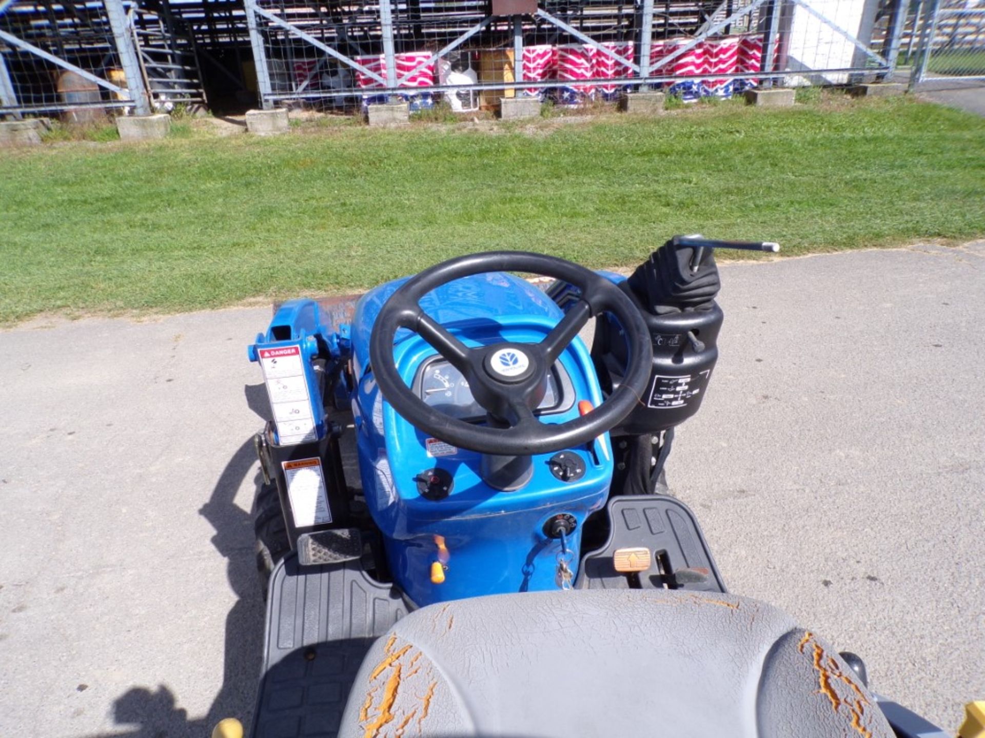 New Holland Boomer 1025 Tractor, 4 WD, Shibaura Dsl. Engine, N.H. 210TL Loader ARms And 48'' Bucket, - Image 5 of 6