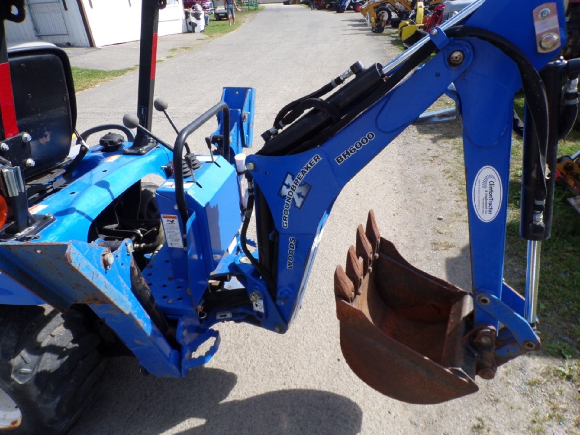 New Holland Boomer 1025 Tractor, 4 WD, Shibaura Dsl. Engine, N.H. 210TL Loader ARms And 48'' Bucket, - Image 4 of 6