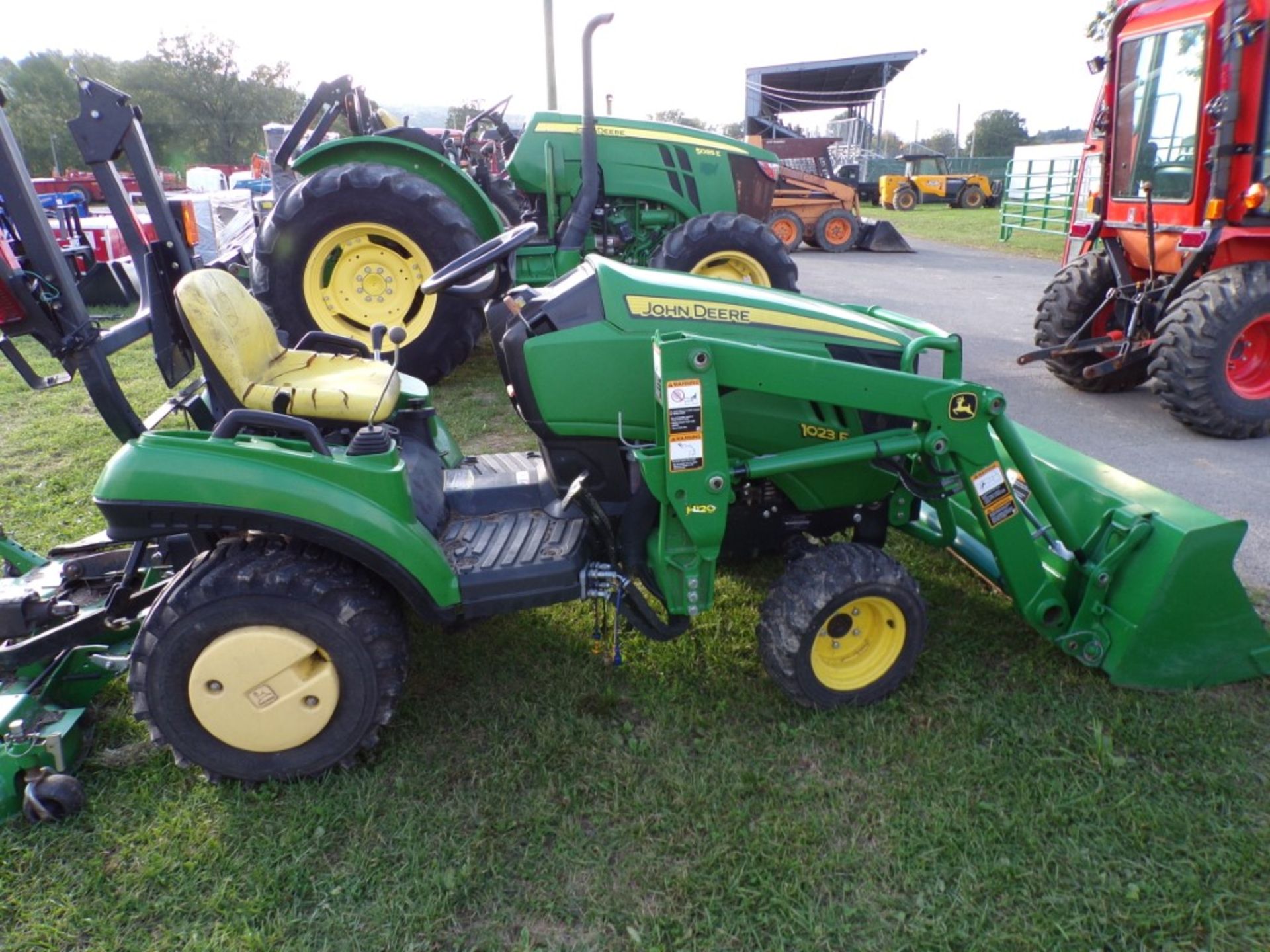JD 1023 E 4WD Subcompact Tractor w/Loader and 54'' Drive Over Deck, Hydro, 493 Hrs, S/N - 310390 ( - Image 4 of 6