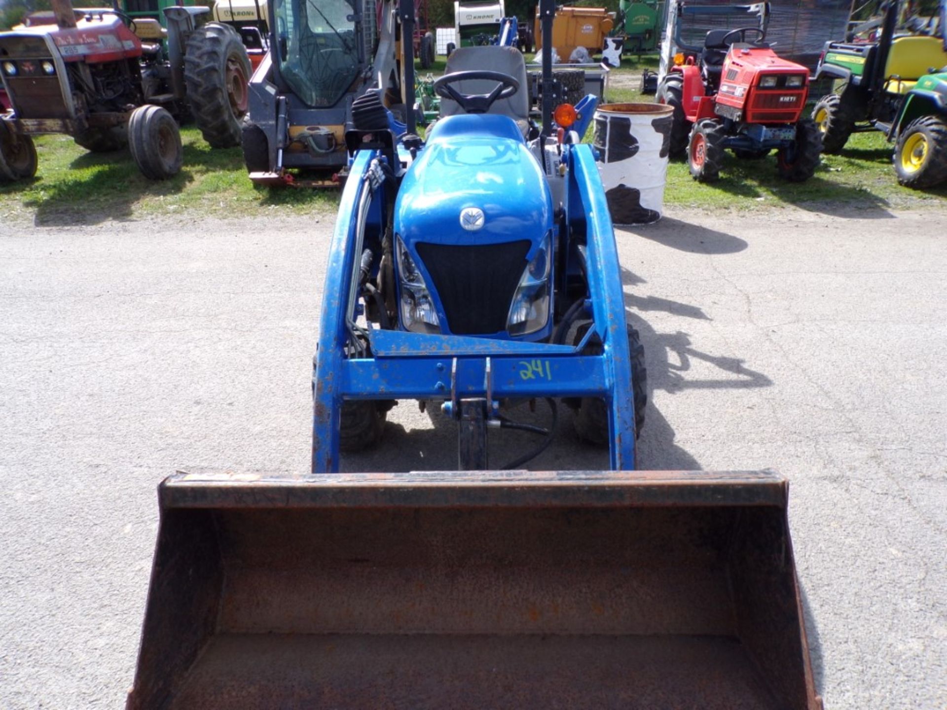 New Holland Boomer 1025 Tractor, 4 WD, Shibaura Dsl. Engine, N.H. 210TL Loader ARms And 48'' Bucket, - Image 2 of 6