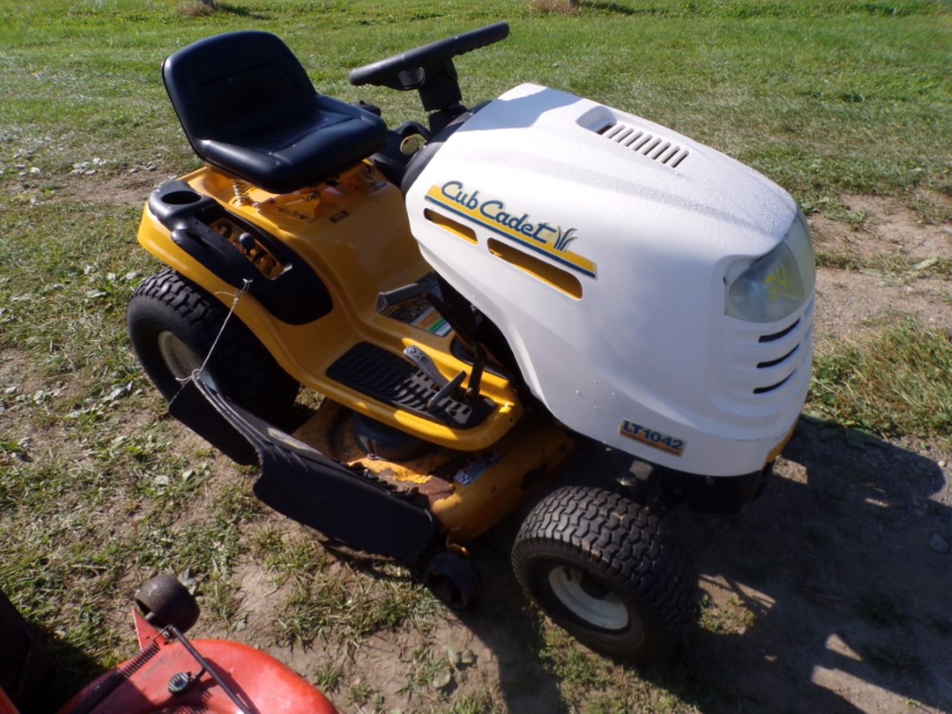 Cub Cadet LT 1042, Hydro Drive with 46'' Deck, 235 Hrs, SN H20006? (5823) - Image 2 of 2