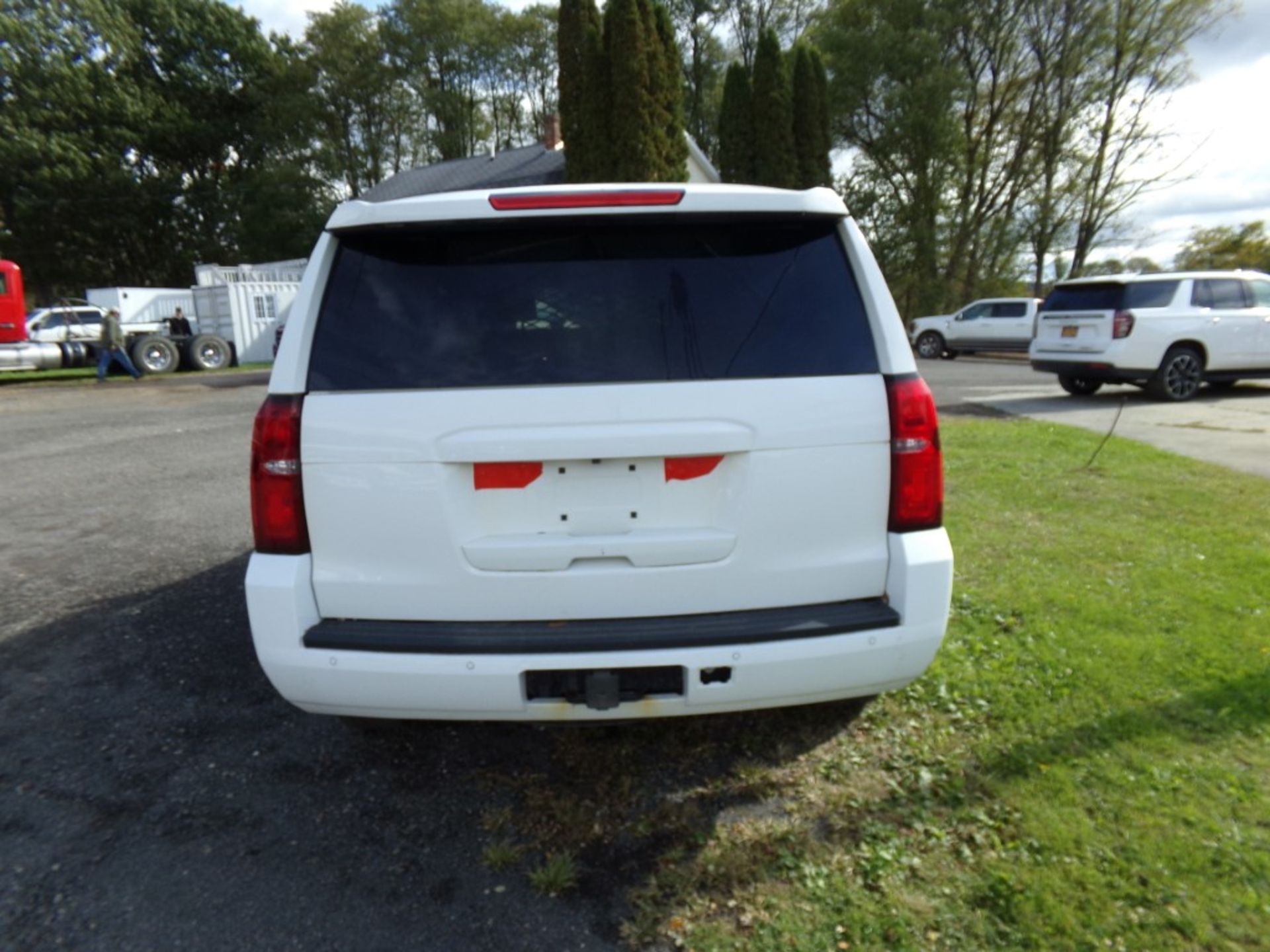 2018 Chevrolet Tahoe Commercial 4x4, White, 204,749 Mi, NEEDS MANIFOLD WORK, FACTORY CENTER - Image 4 of 5