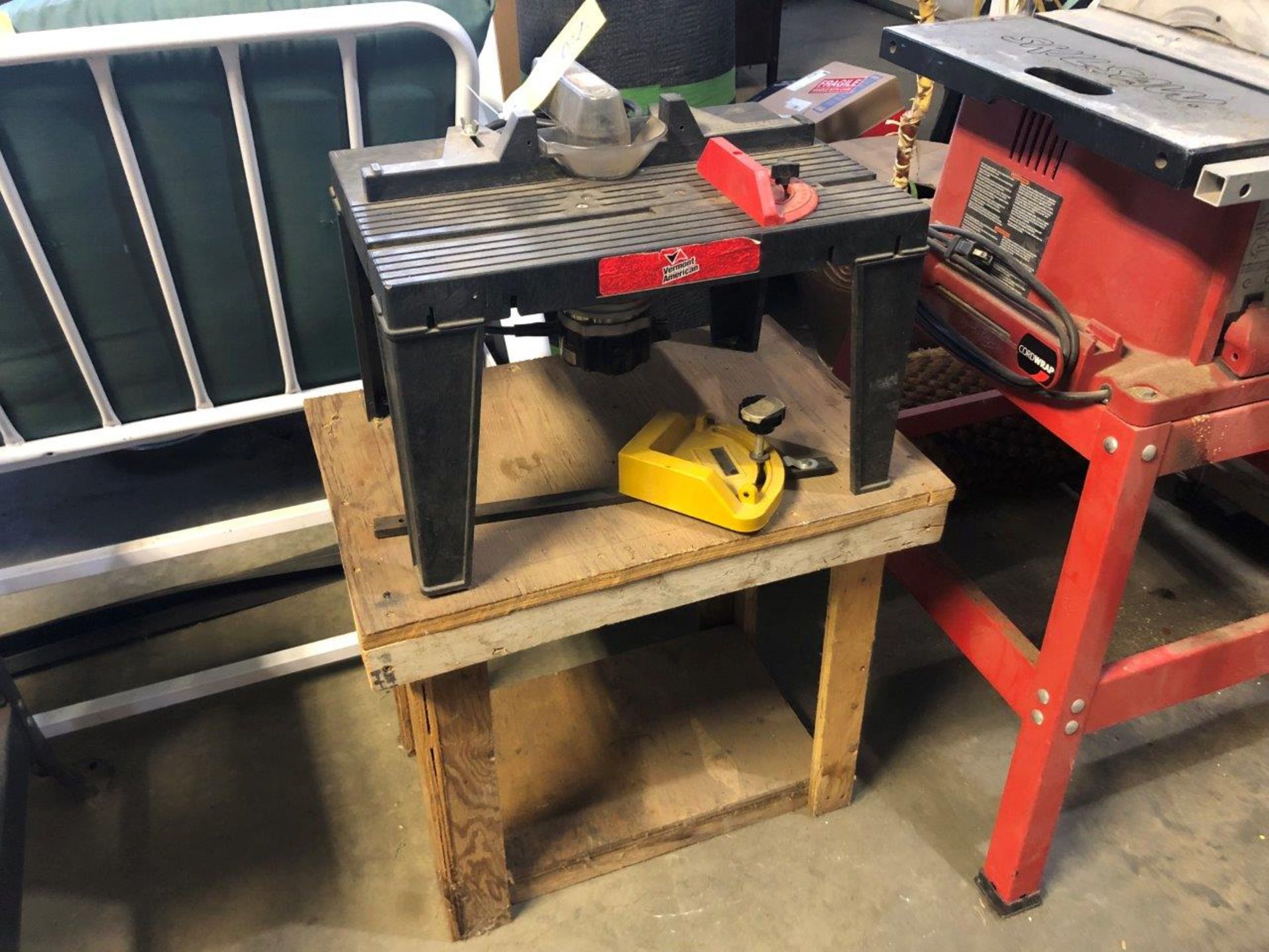 VERMONT AMERICA ROUTER TABLE W/ BLACK & DECKER ROUTER