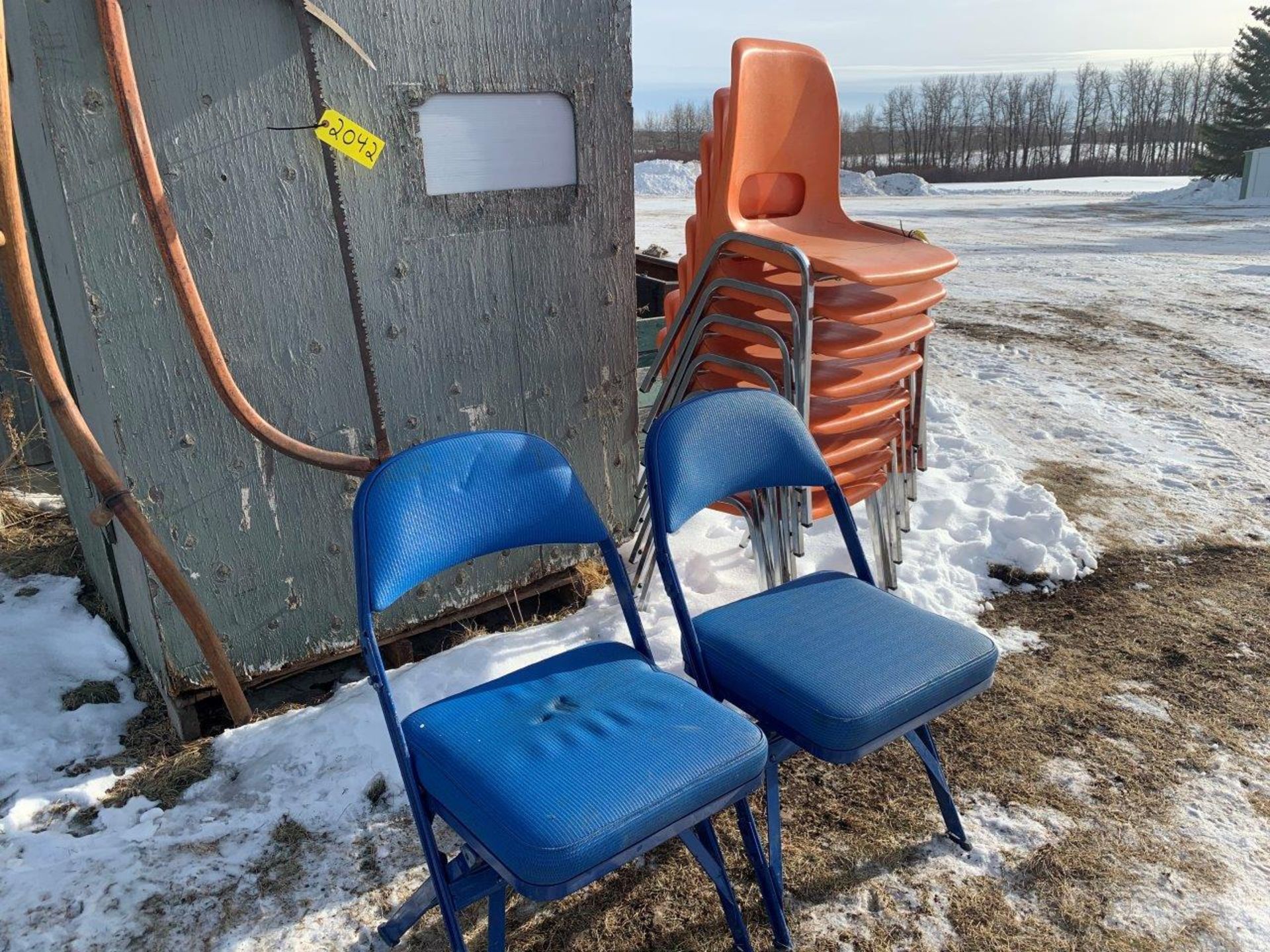 L/O ASSORTED STACKING AND FOLDING CHAIRS