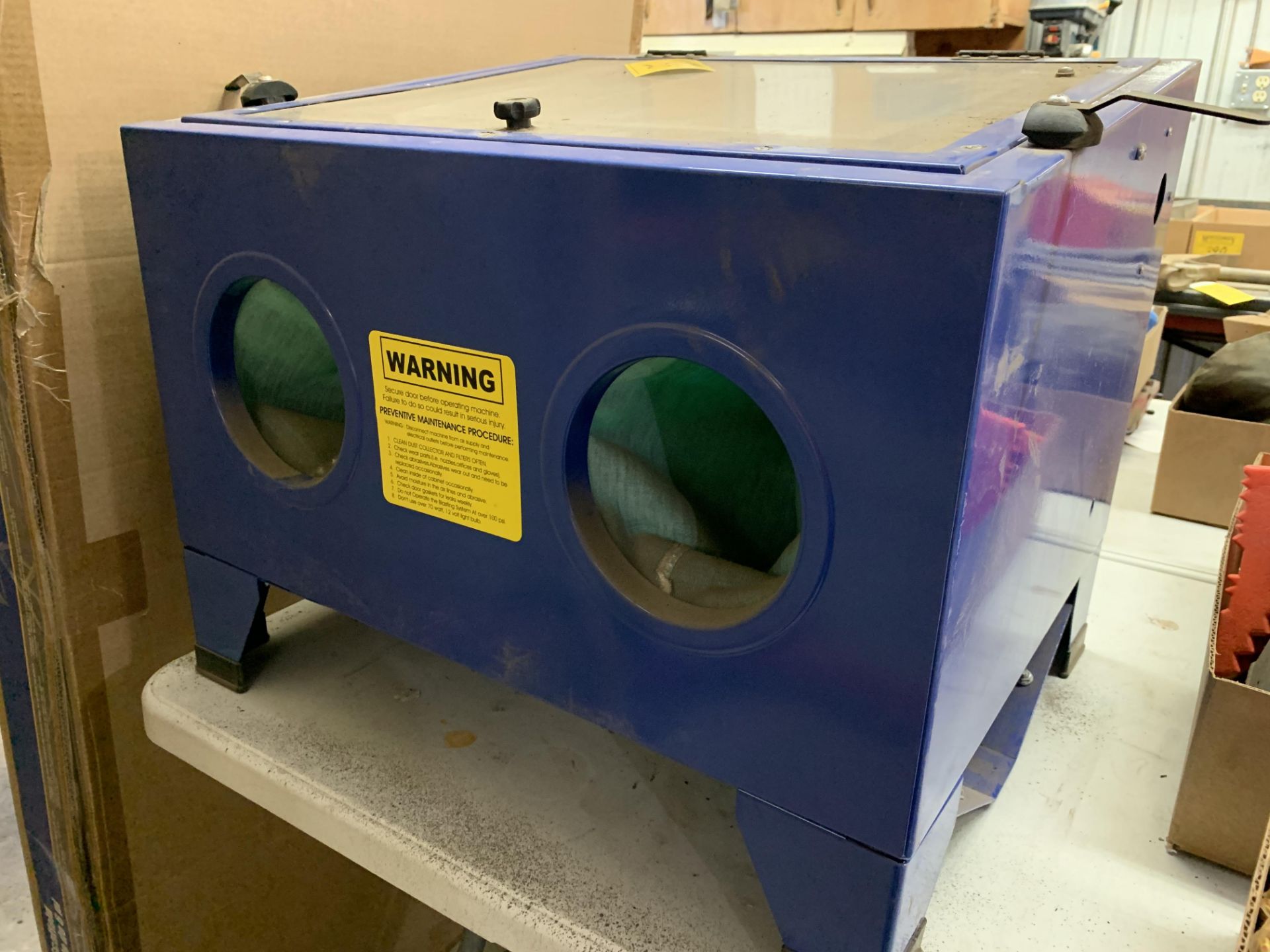 BENCH TOP SANDBLASTING CABINET, SANDBLASTING SAND, MASK, ETC. - Image 2 of 9