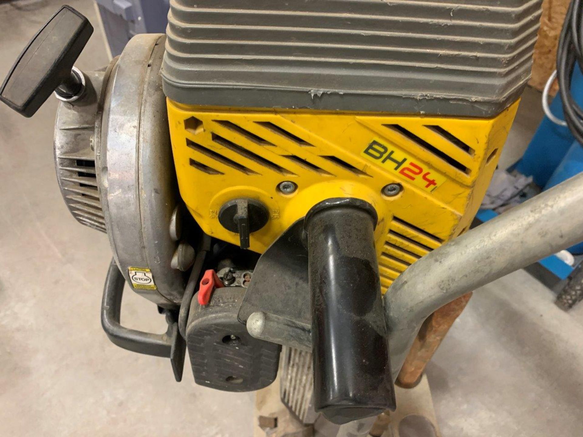 WACKER NEUSON BH24I GAS POWERED BREAKER W/ POINT, CHISELS, CART - Image 4 of 5