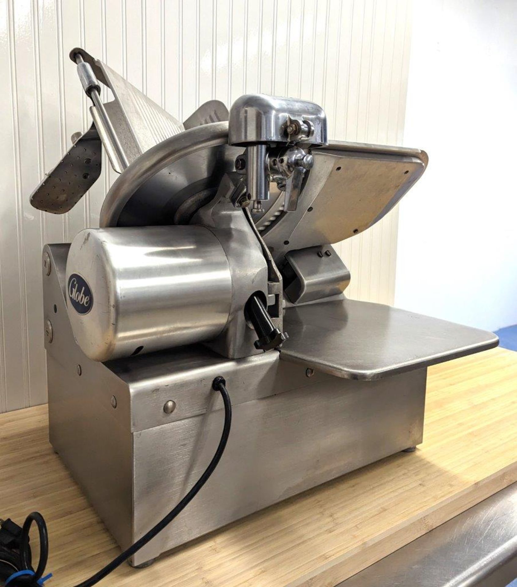 GLOBE 12" AUTOMATIC MEAT SLICER WITH HOPPER - Image 11 of 15