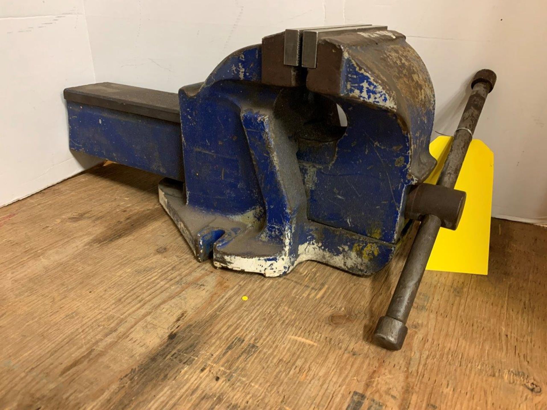 GRAY TOOLS 6" BENCH VISE